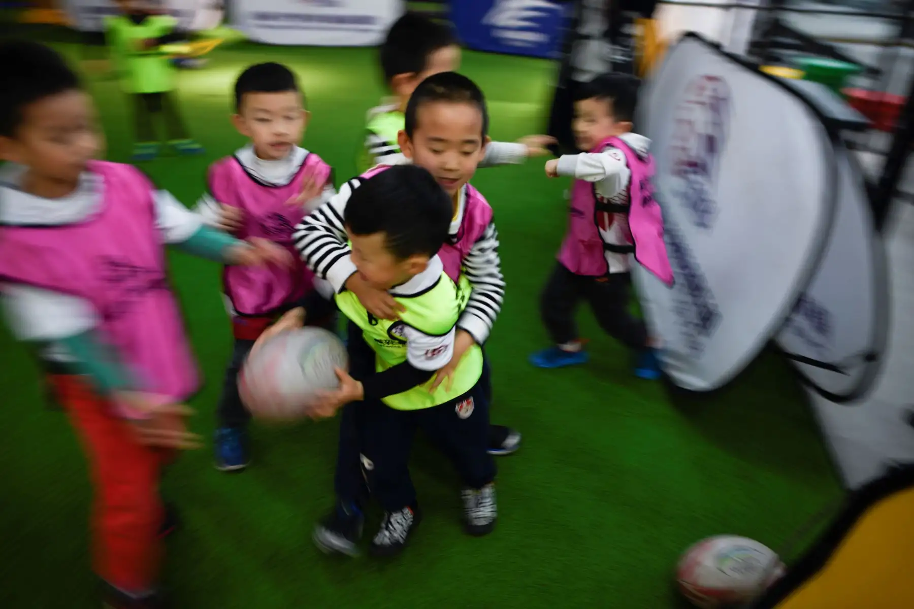 Niños que participan en una sesión de entrenamiento en un club de rugby juvenil. AFP