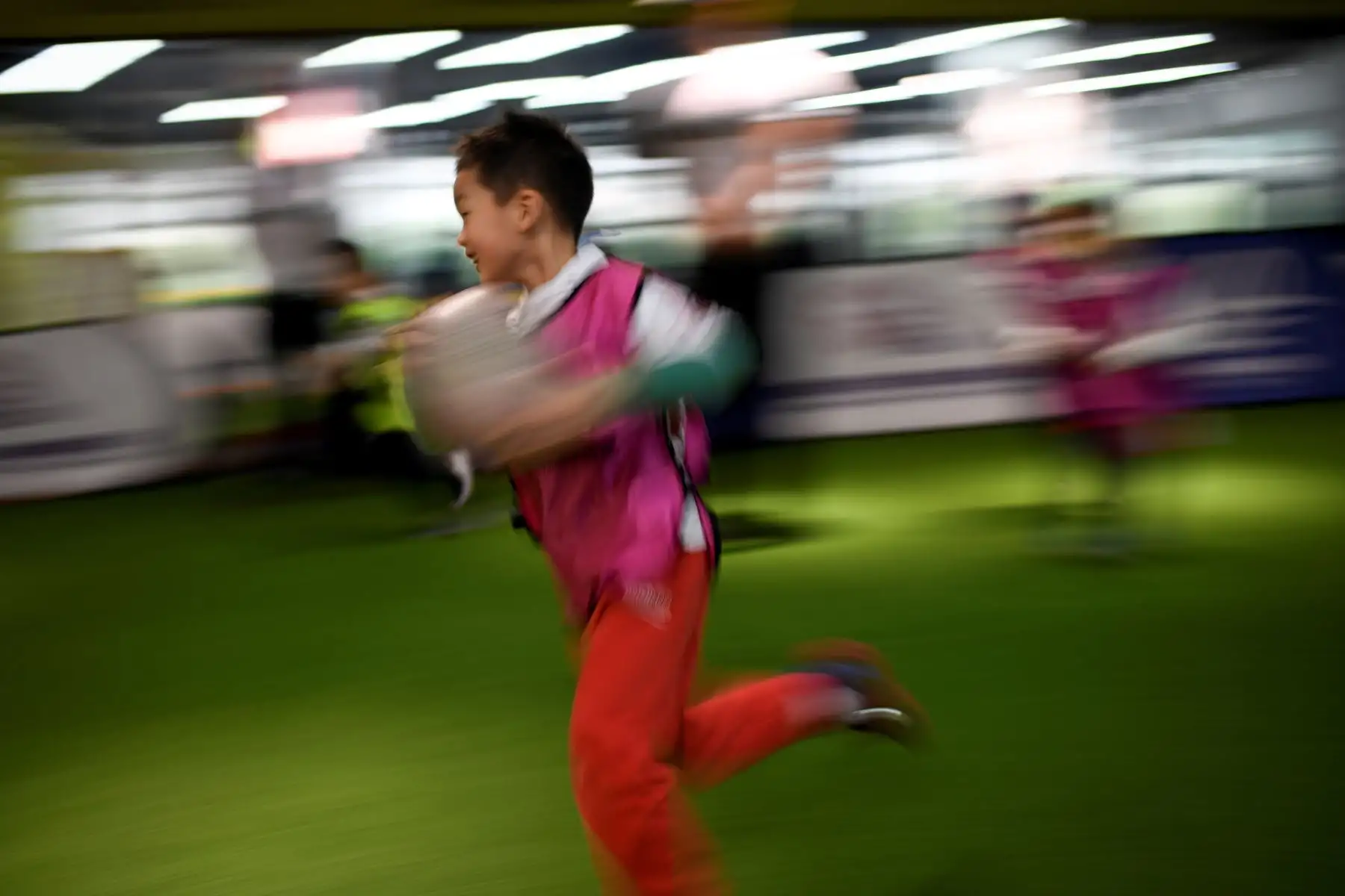 Niños que participan en una sesión de entrenamiento en un club de rugby juvenil en el municipio de Chongqing, suroeste de China. AFP