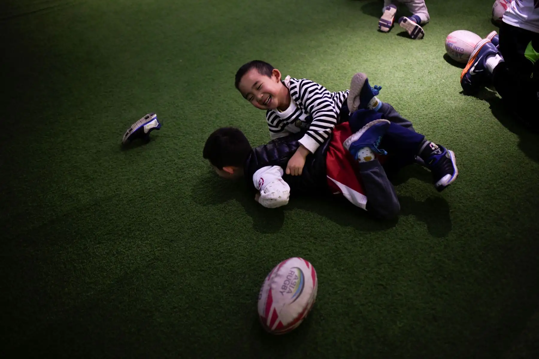 Los niños se divierten participando del entrenamiento de rugby. AFP