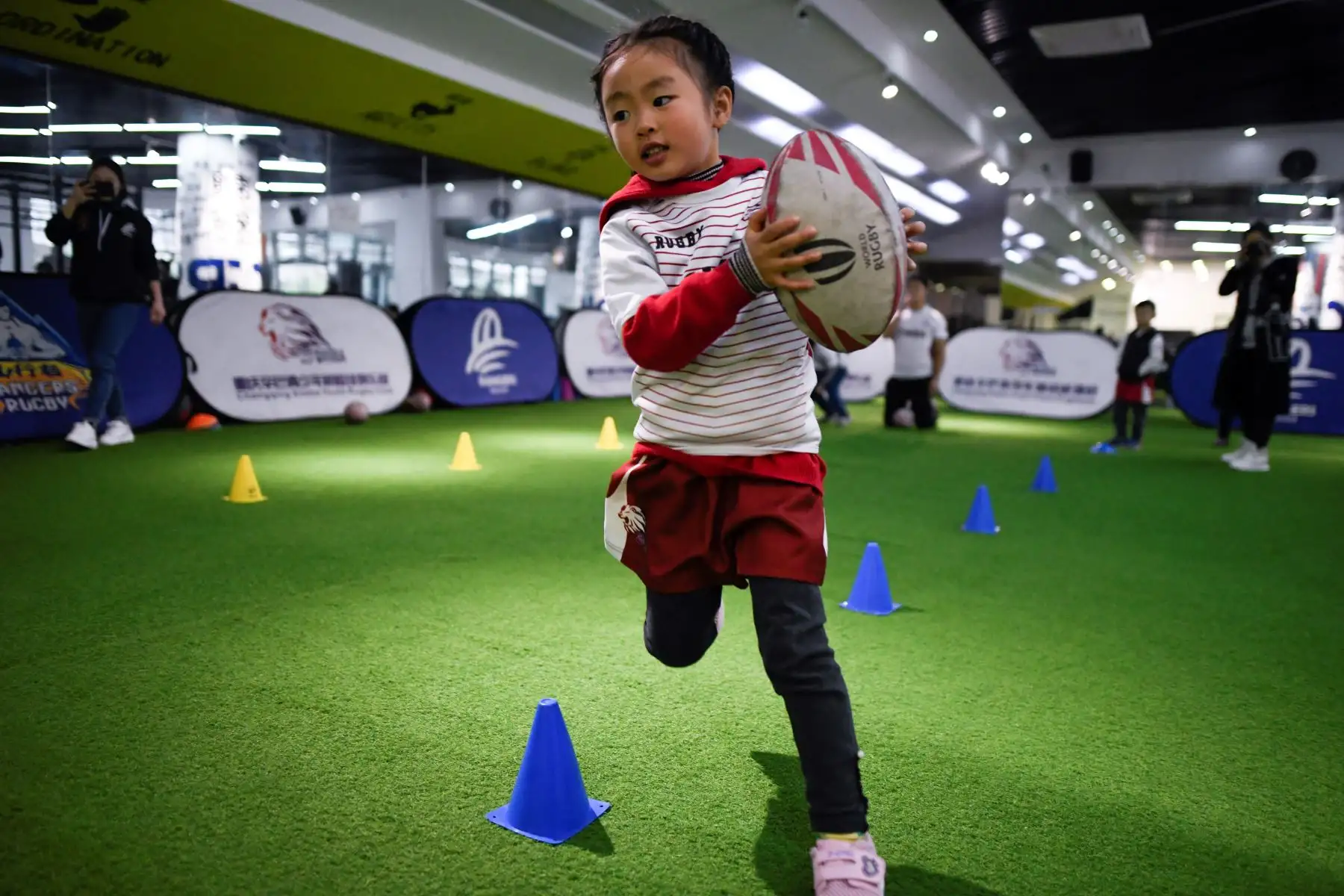 Sin distinciones niños y niñas   participan en una sesión de entrenamiento en un club de rugby juvenil en el municipio de Chongqing, suroeste de China