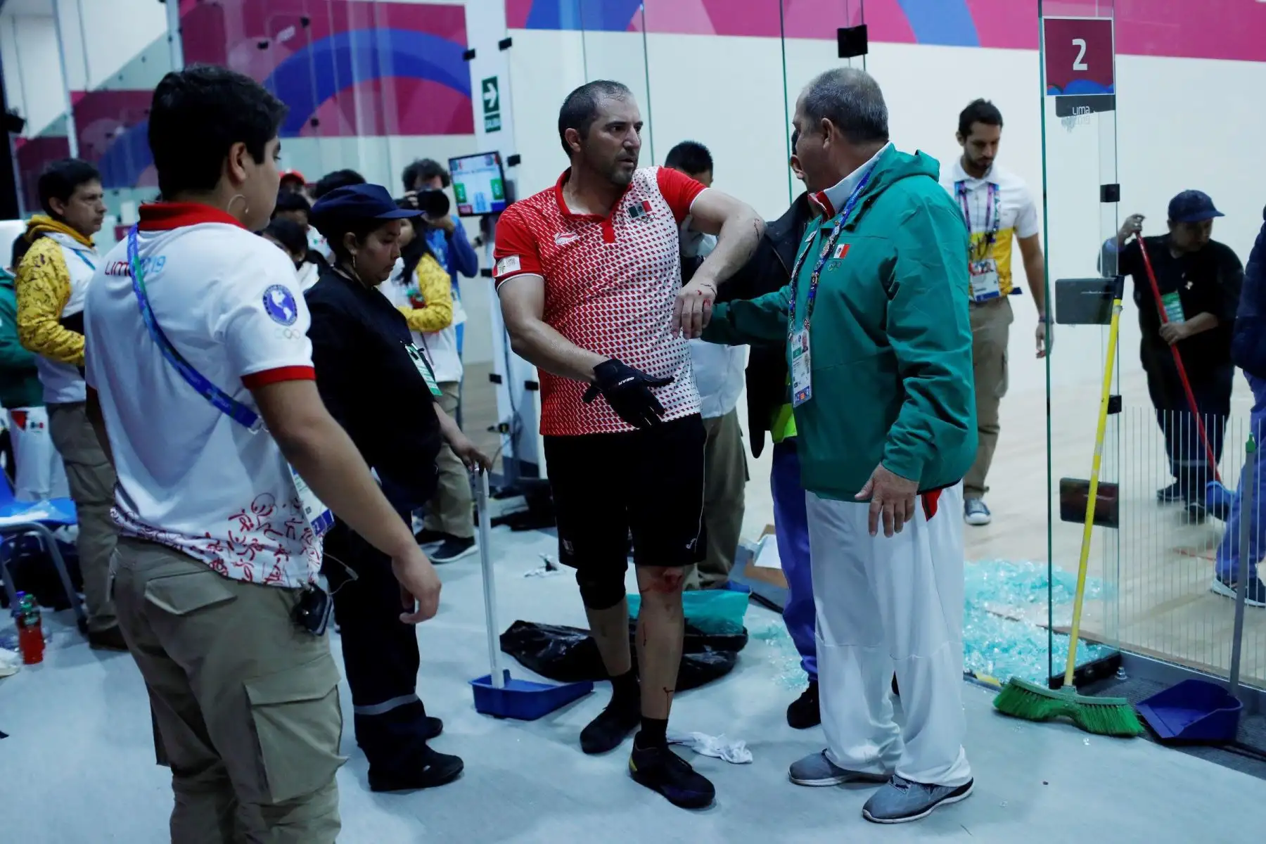 Álvaro Beltrán (c) de México sale tras recibir atención médica al romperse la puerta del escenario de la final de raquetbol ante Rodrigo Montoya de México en los Juegos Panamericanos Lima 2019.
Foto: EFE