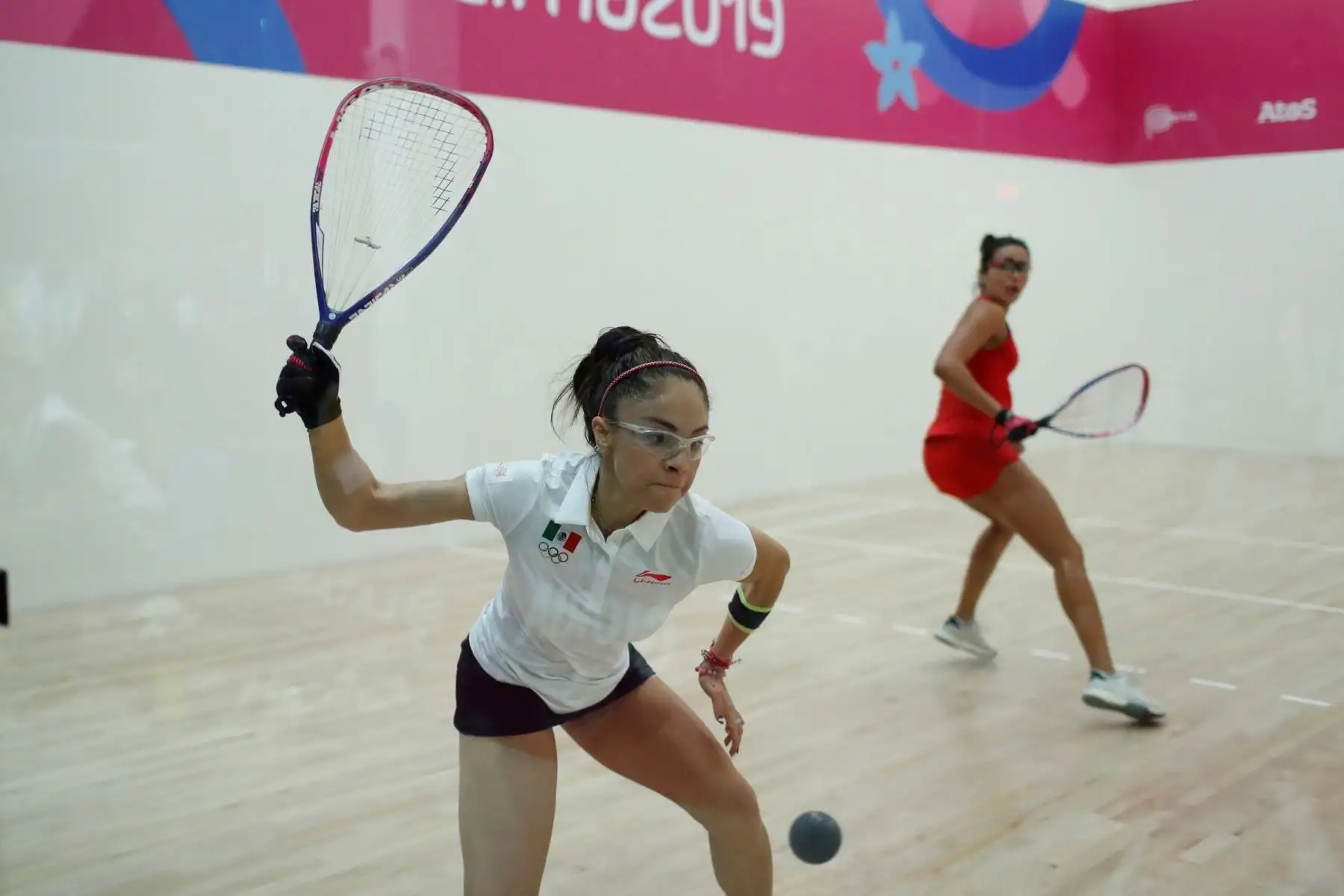 Paola Longoria (i) de México, oro, y MarÌa Jose Vargas (d) de Argentina, plata, disputan este miércoles la final de Raquetbol Femenino en los Juegos Panamericanos Lima 2019. EFE