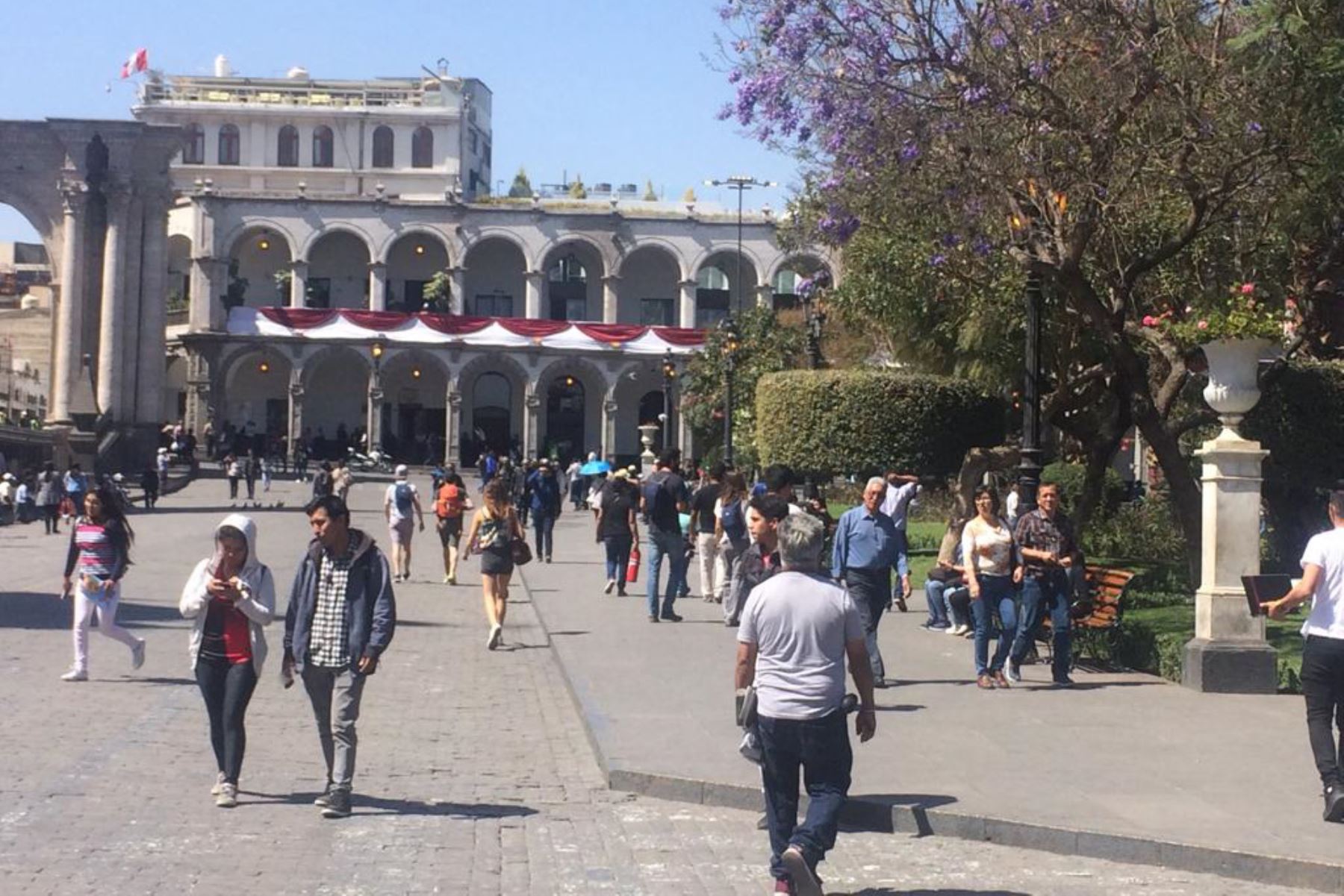 Comercios del centro de Arequipa normalizan sus actividades y turistas transitan libremente por las calles pese a paro. ANDINA