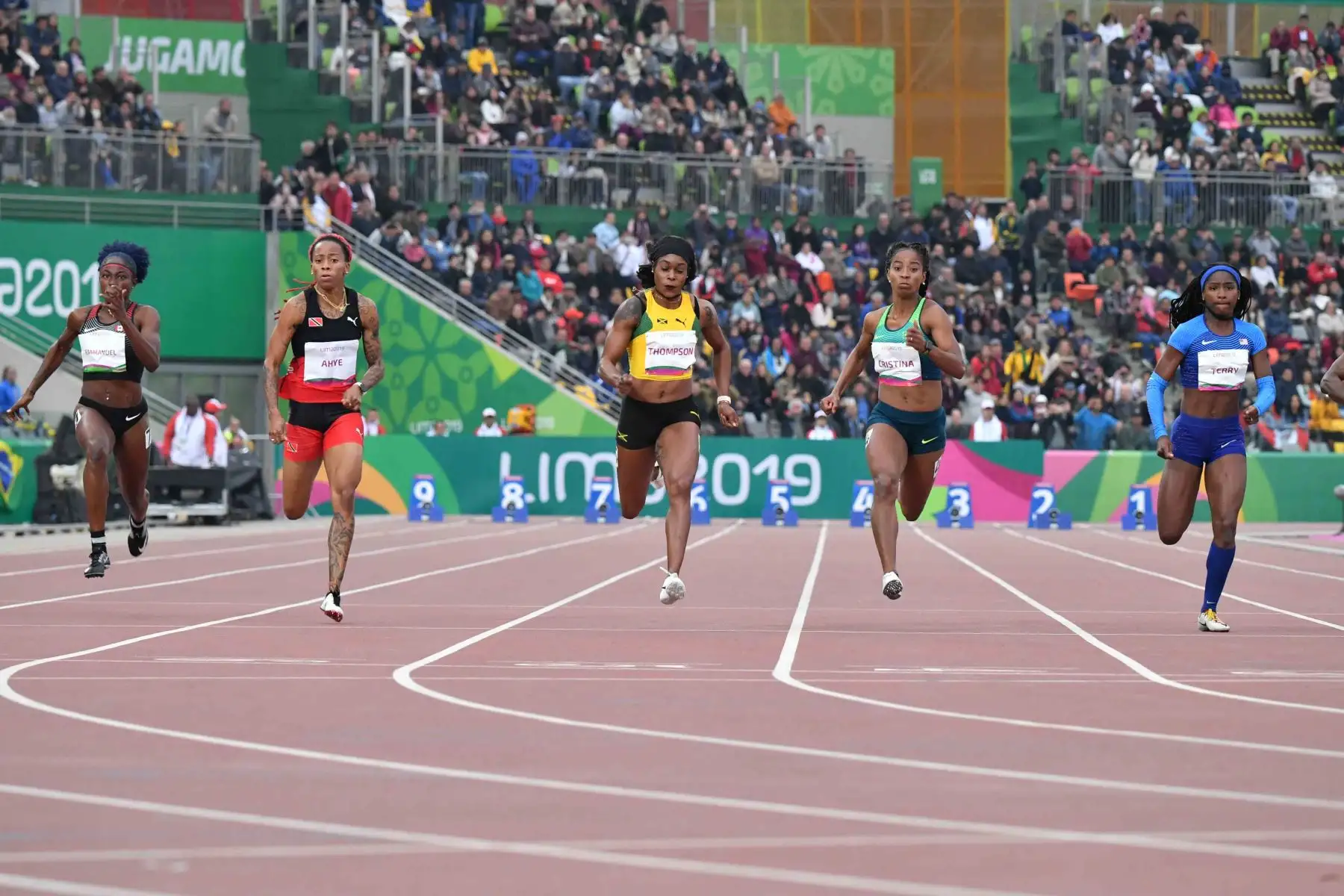 Las atletas compiten en la final de atletismo femenino de 100 metros durante los Juegos Panamericanos de Lima 2019.
Foto: AFP
