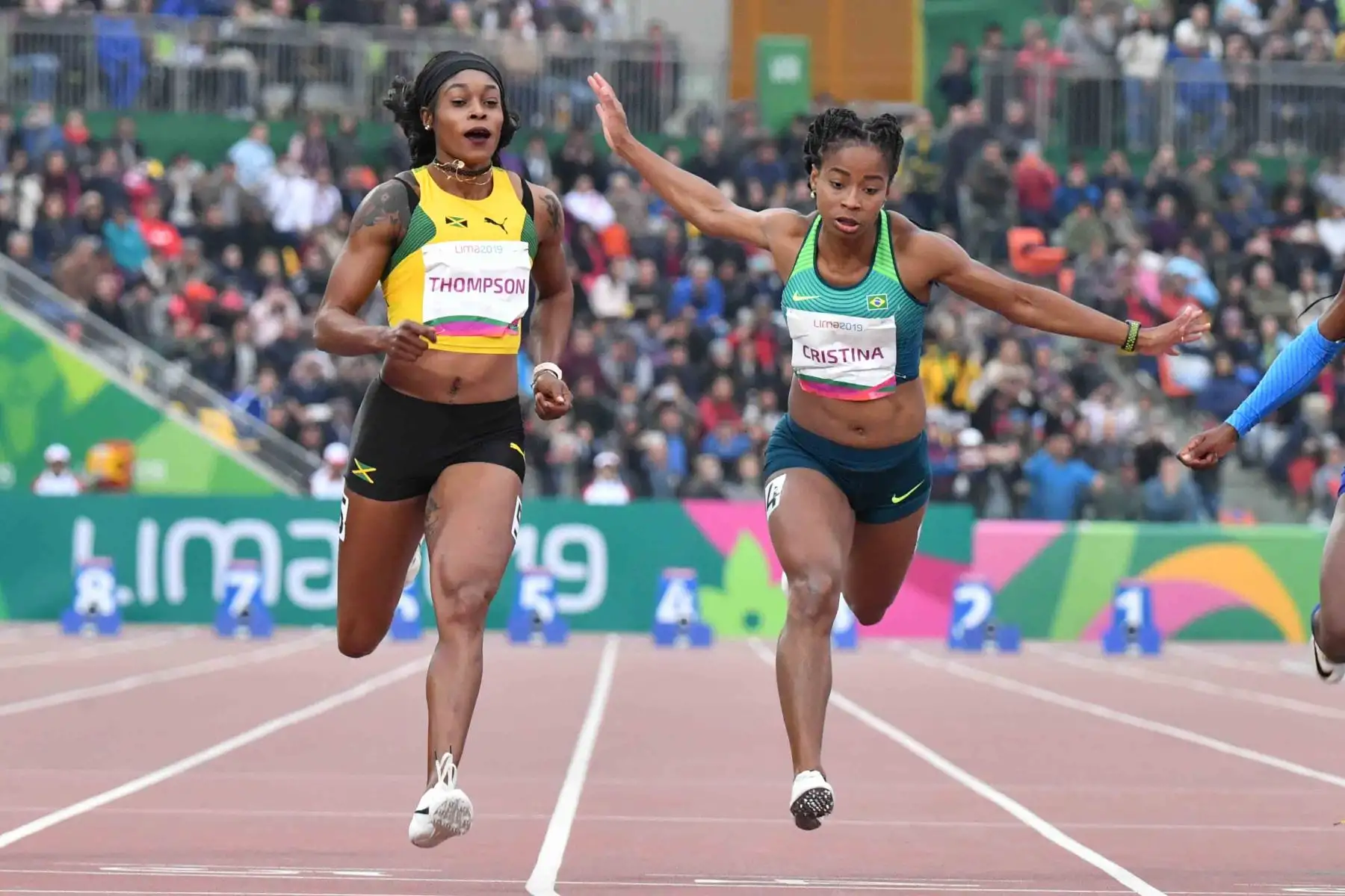 La jamaicana Elaine Thompson y la brasileña Vitoria Cristina compiten en la final de atletismo femenino de 100 metros durante los Juegos Panamericanos de Lima 2019.
Foto: AFP
