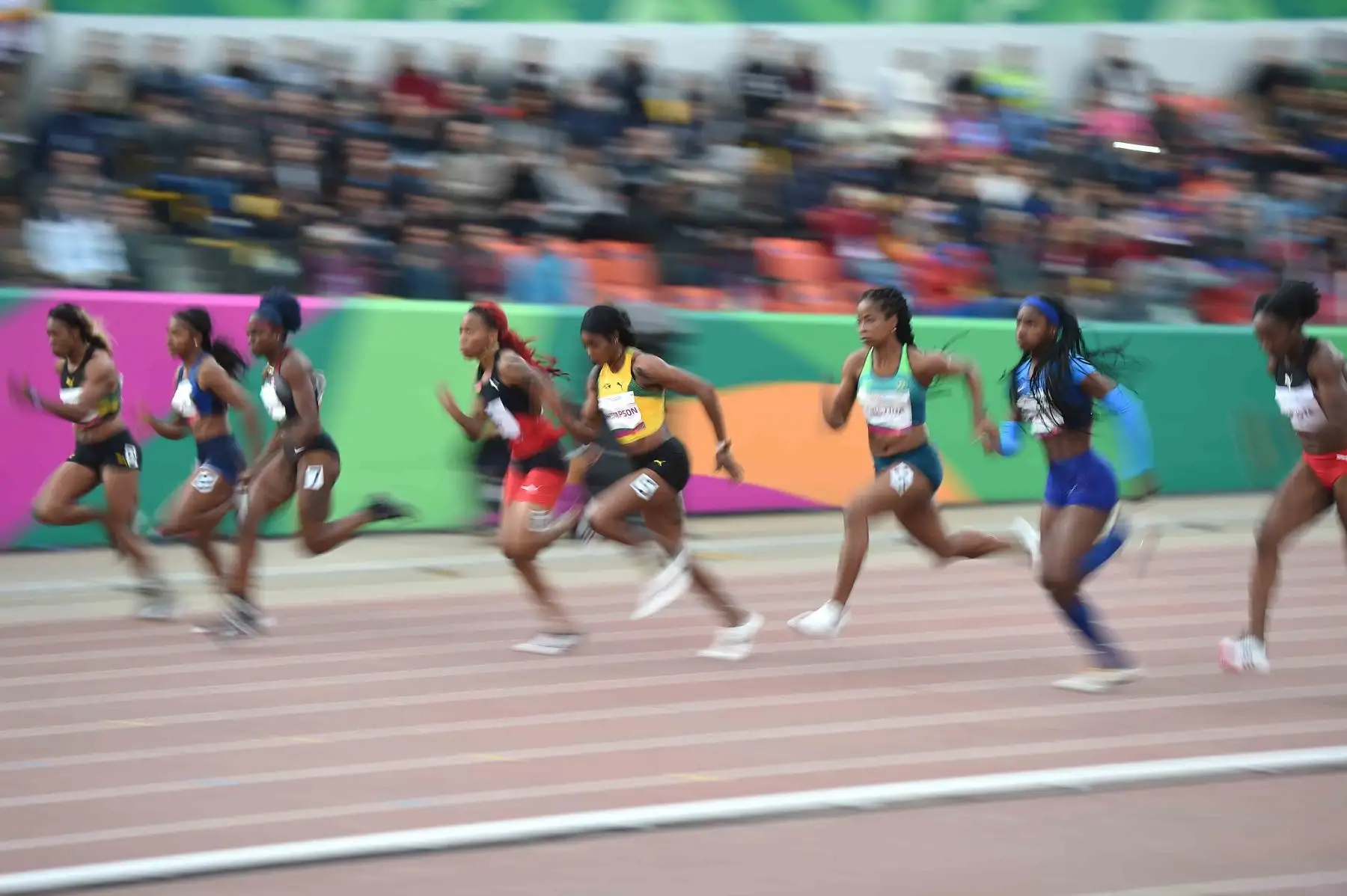 Las atletas compiten en la final de atletismo femenino de 100 metros durante los Juegos Panamericanos de Lima 2019.
Foto: AFP