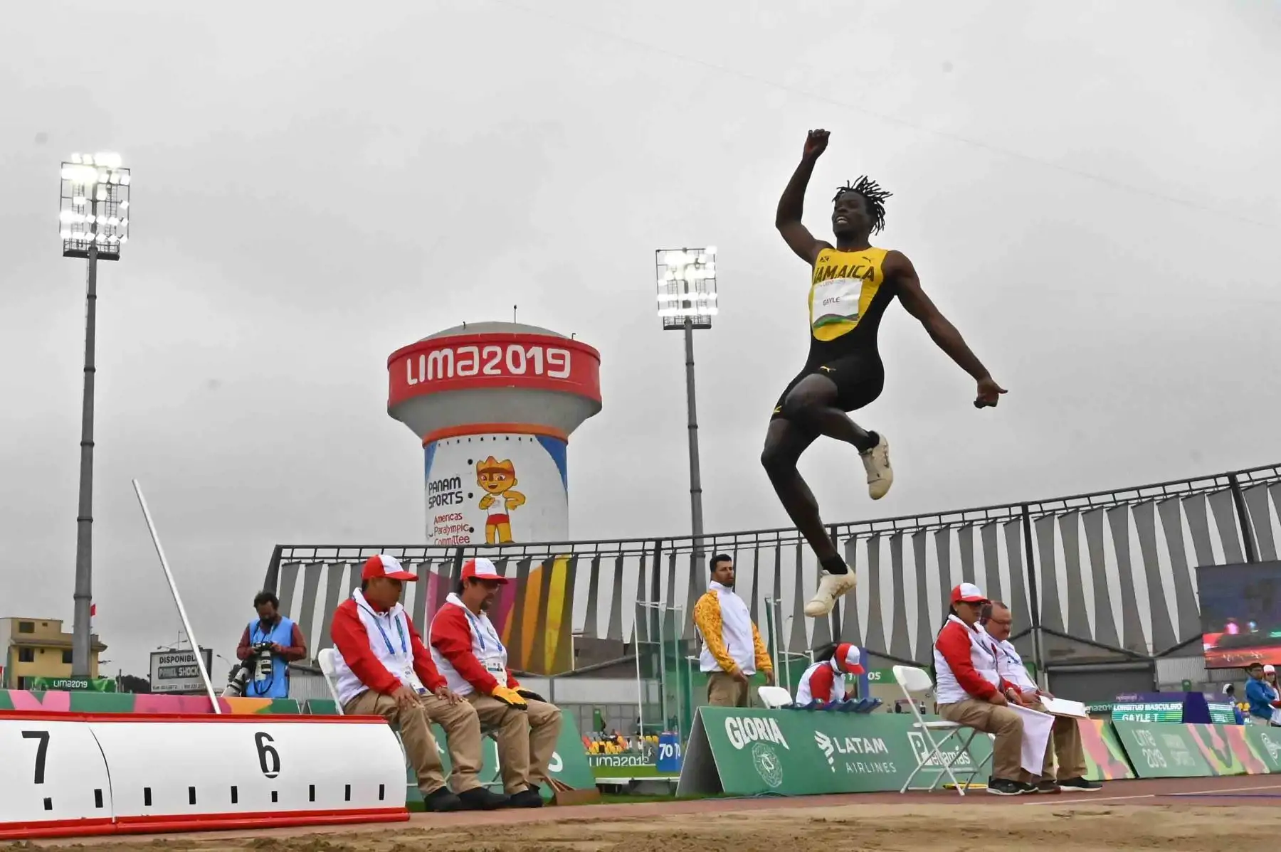 Tajay Gayle de Jamaica compite en la final de salto de longitud masculino de atletismo durante los Juegos Panamericanos de Lima 2019.
Foto: AFP