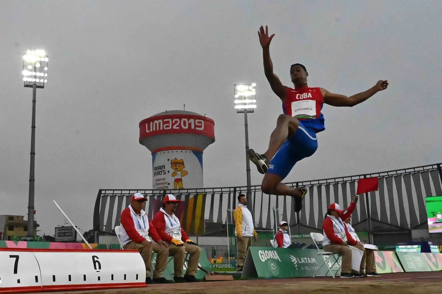 El cubano Juan Echevarría compite en la final de salto de longitud masculino de atletismo durante los Juegos Panamericanos de Lima 2019.
Foto: AFP