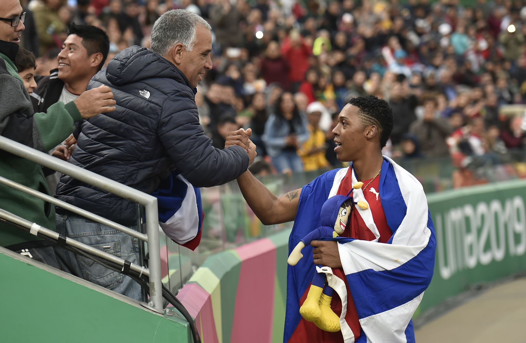 El cubano Juan Echevarría celebra ganando la medalla de oro de la final de salto de longitud masculino de atletismo durante los Juegos Panamericanos de Lima 2019.
Foto: AFP