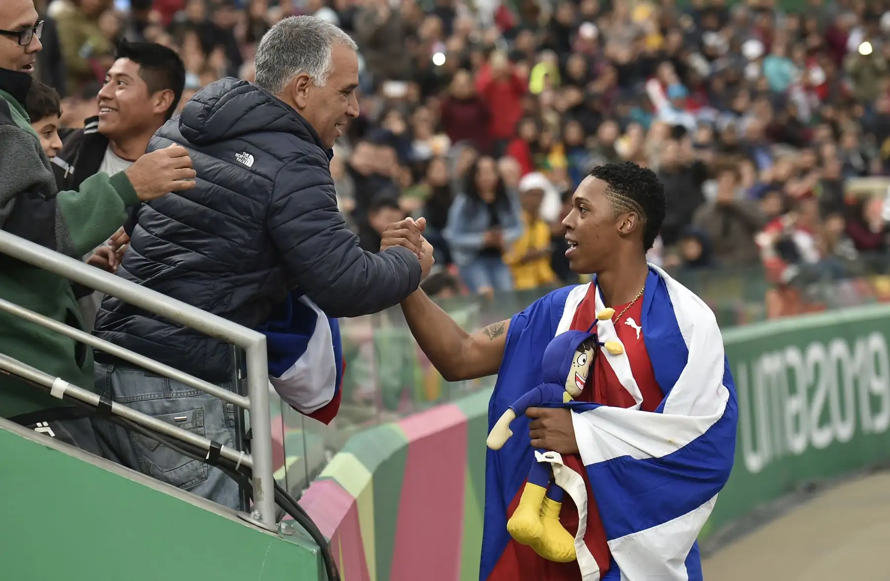 El cubano Juan Echevarría celebra ganando la medalla de oro de la final de salto de longitud masculino de atletismo durante los Juegos Panamericanos de Lima 2019.
Foto: AFP
