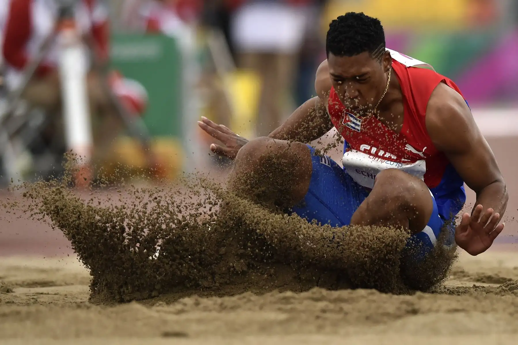 El cubano Juan Echevarría compite en la final de salto de longitud masculino de atletismo durante los Juegos Panamericanos de Lima 2019.
Foto: AFP