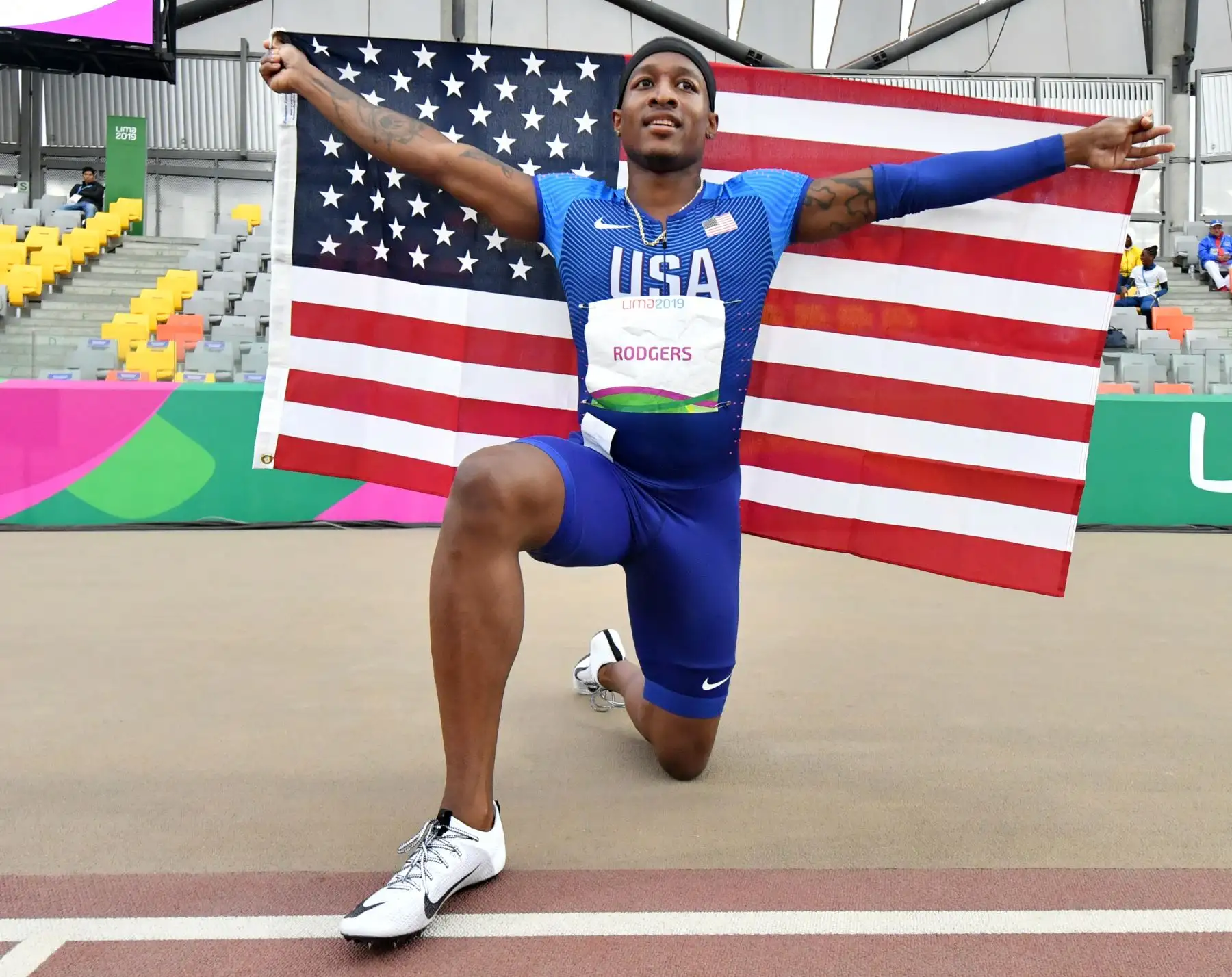 El estadounidense Michael Rodgers celebra haber ganado la medalla de oro de la final de los 100 metros masculinos de atletismo durante los Juegos Panamericanos de Lima 2019.
Foto: AFP