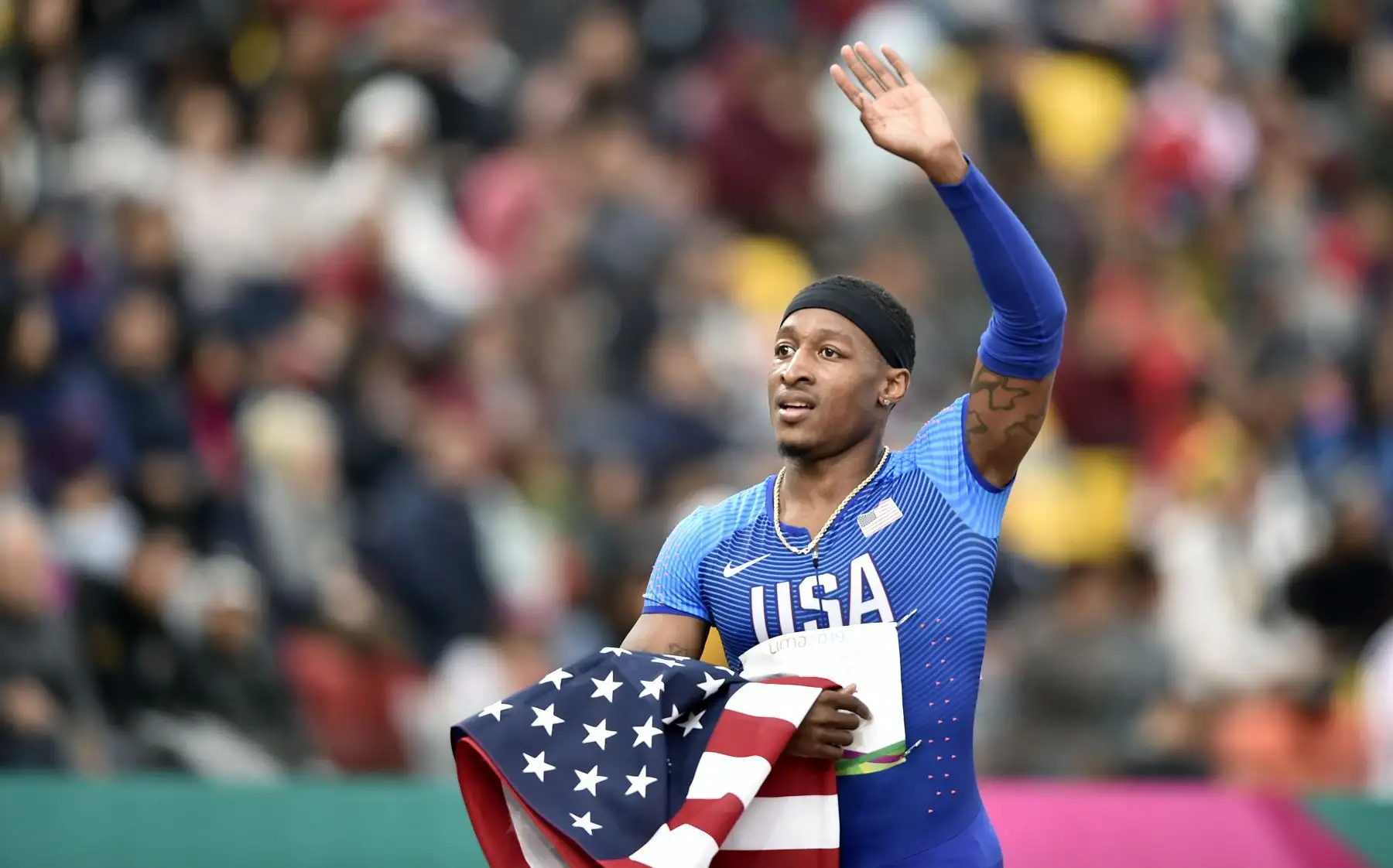 El estadounidense Michael Rodgers celebra ganar la medalla de oro en el podio de la final de los 100 metros masculinos de atletismo durante los Juegos Panamericanos de Lima 2019.
Foto: AFP
