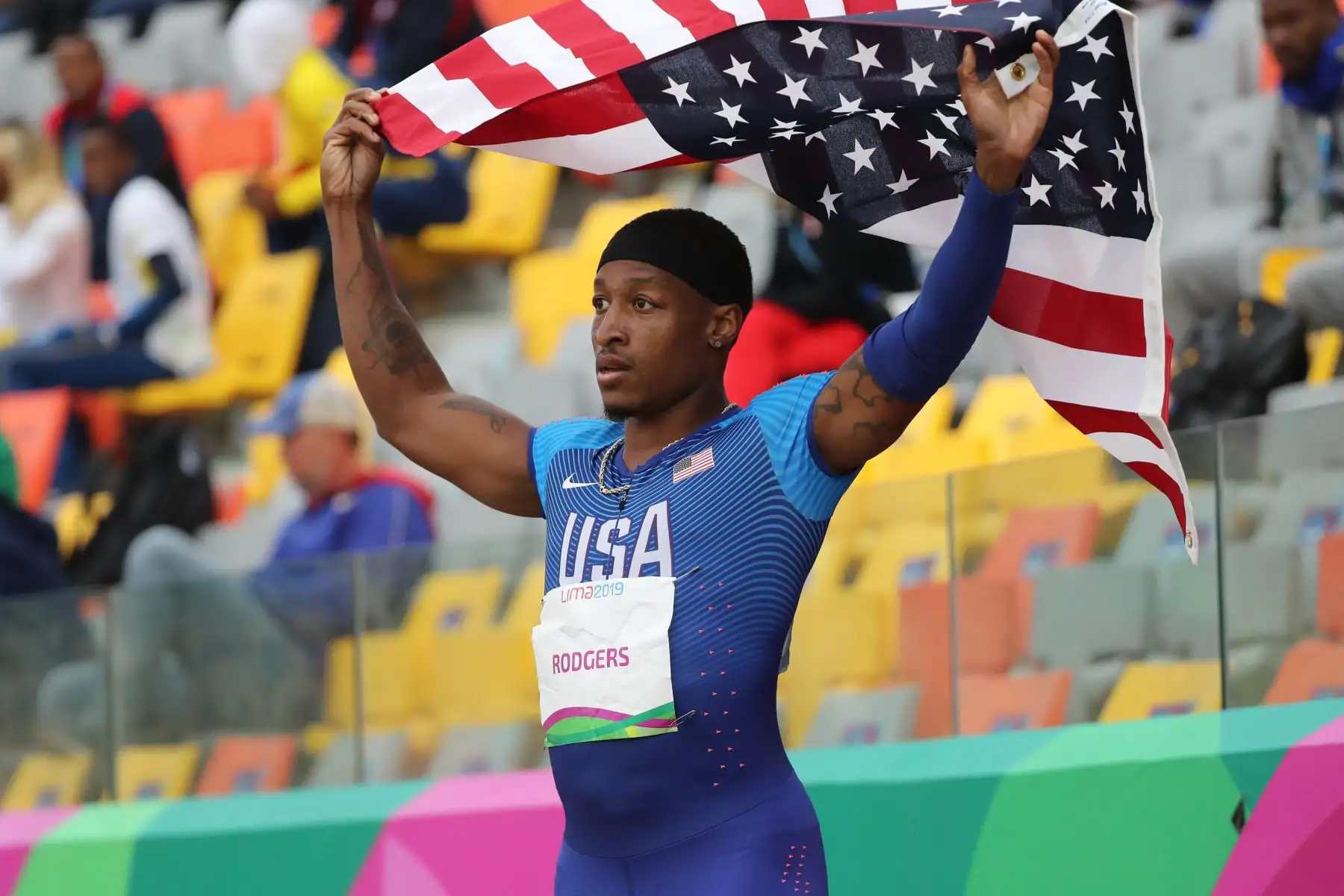 Michael Rodgers de Estados Unidos, medalla de oro, celebra  tras la final de los 100m masculino en los Juegos Panamericanos 2019.
Foto: EFE