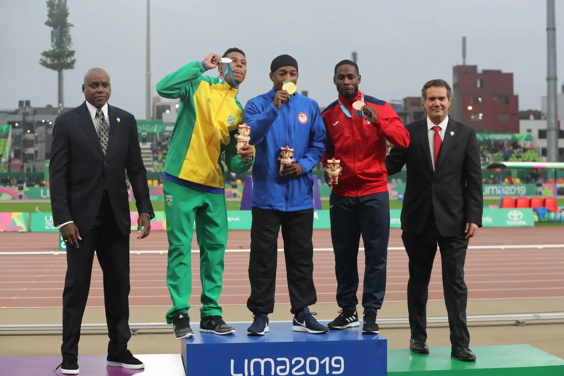 El extleta estadounidense Carl Lewis asiste a la premiación este miércoles de los 100m masculino en los Juegos Panamericanos 2019.
Foto: EFE