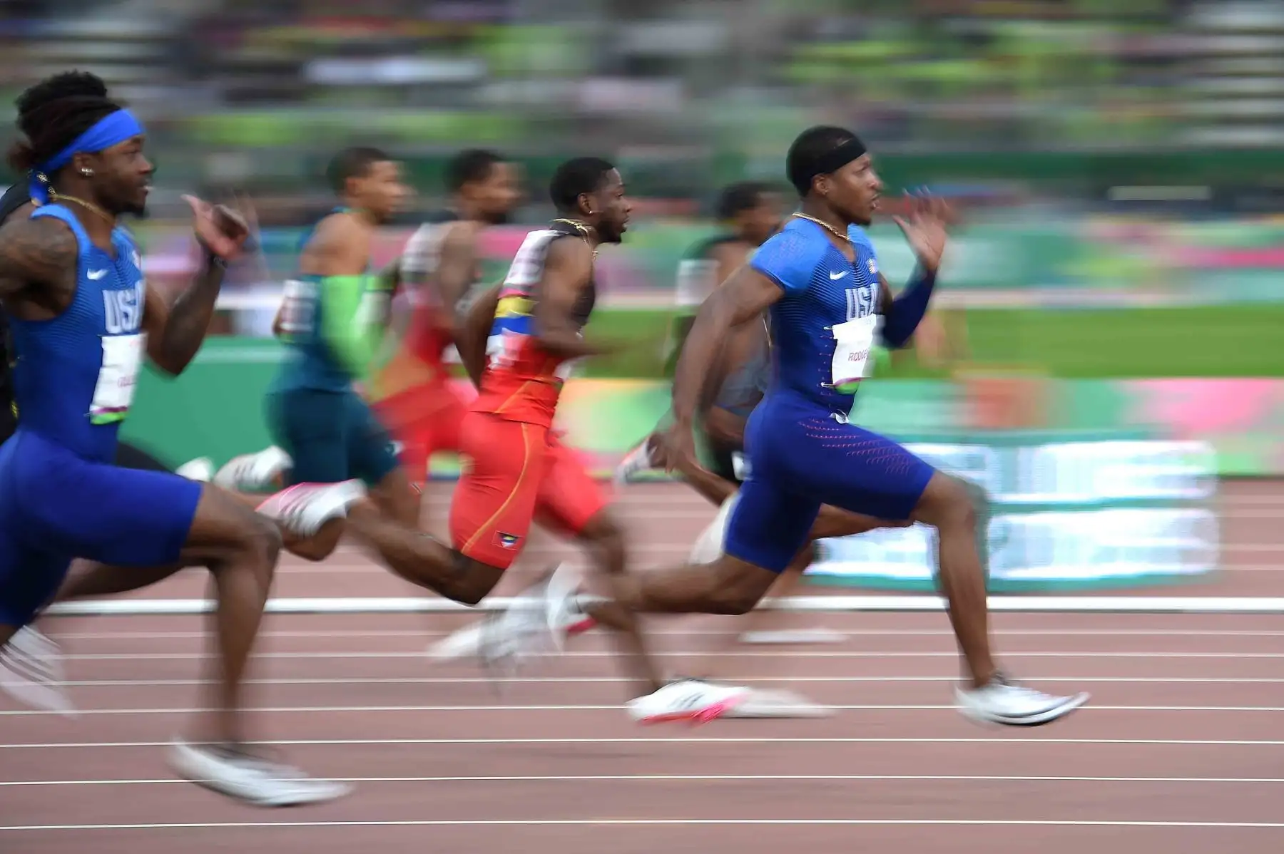 Michael Rodgers de los Estados Unidos compite en la final de atletismo masculino de 100 metros durante los Juegos Panamericanos de Lima 2019.
Foto: AFP
