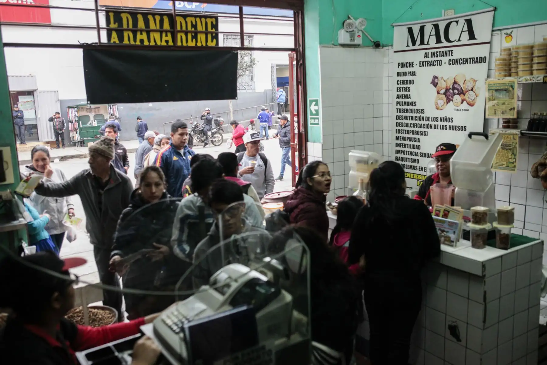 Son muchos los clientes que ingresan a la tienda de Jr. Humbolt en el emporio comercial de gamarra. Foto: ANDINA/Miguel Mejía Castro