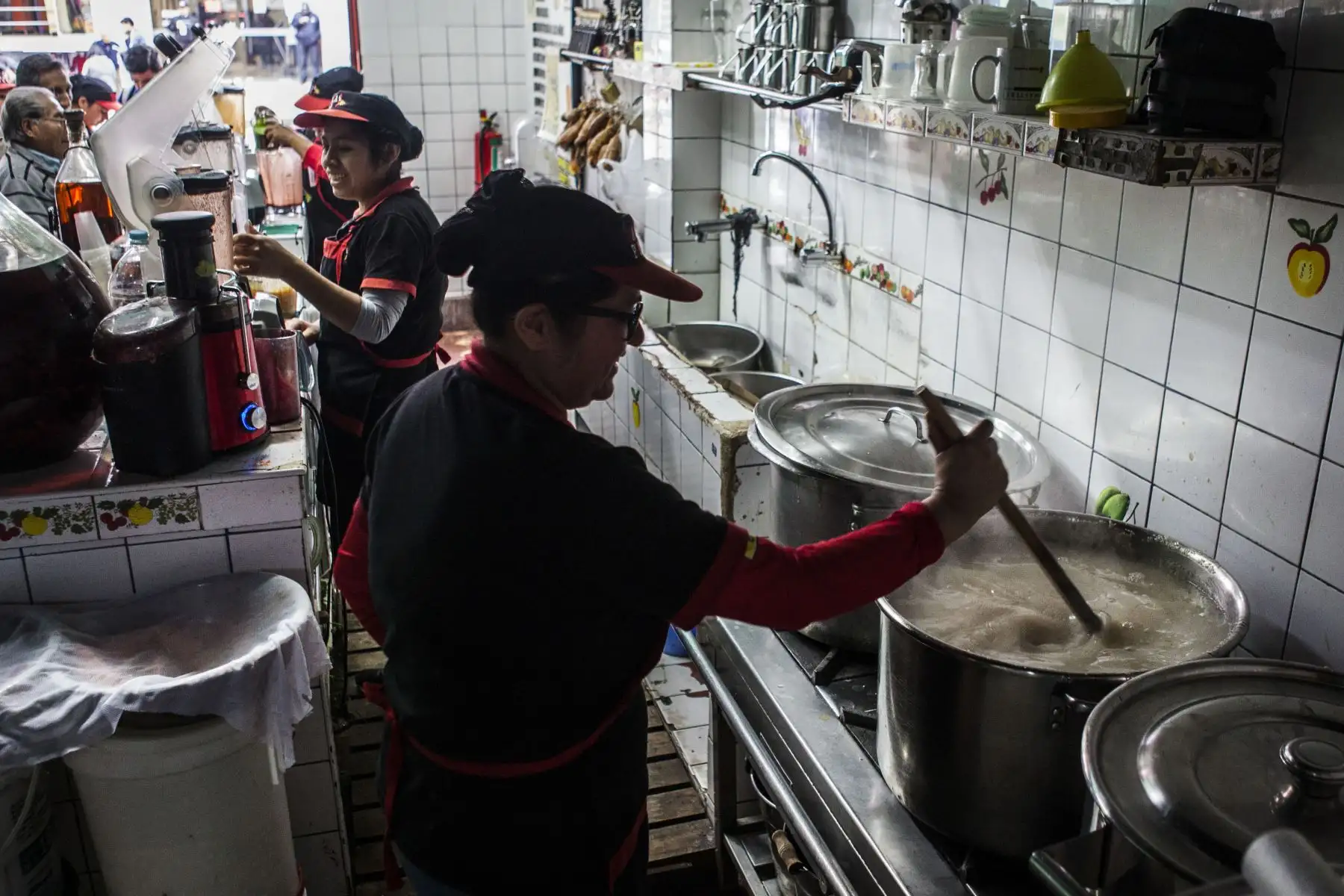 La maca es hervida entera antes de ser licuada con otros productos. 
Foto: ANDINA/Miguel Mejía Castro