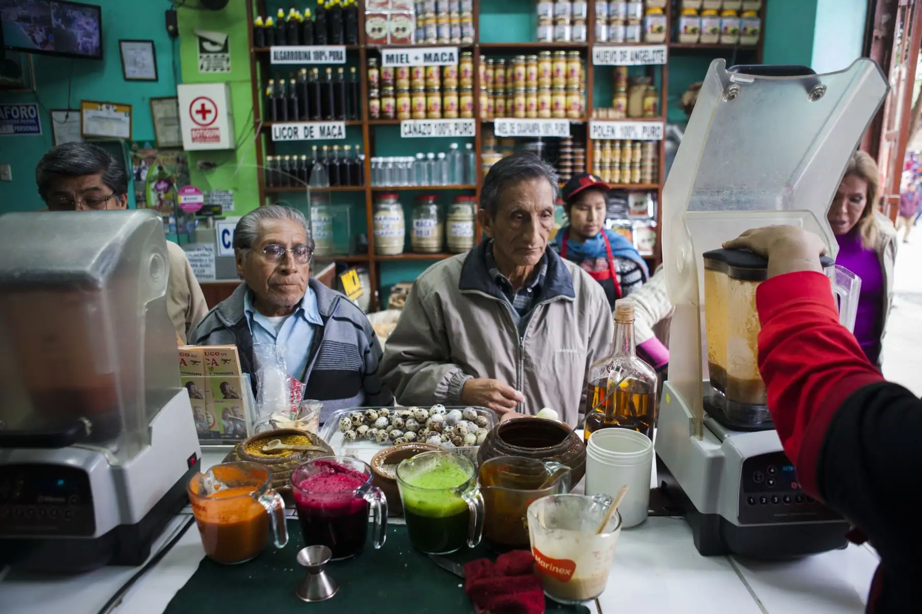 Adultos mayores consumen los jugos con maca pues ayuda a reducir el estrés y el cansancio, proporcionando energía y claridad mental. Foto: ANDINA/Miguel Mejía Castro