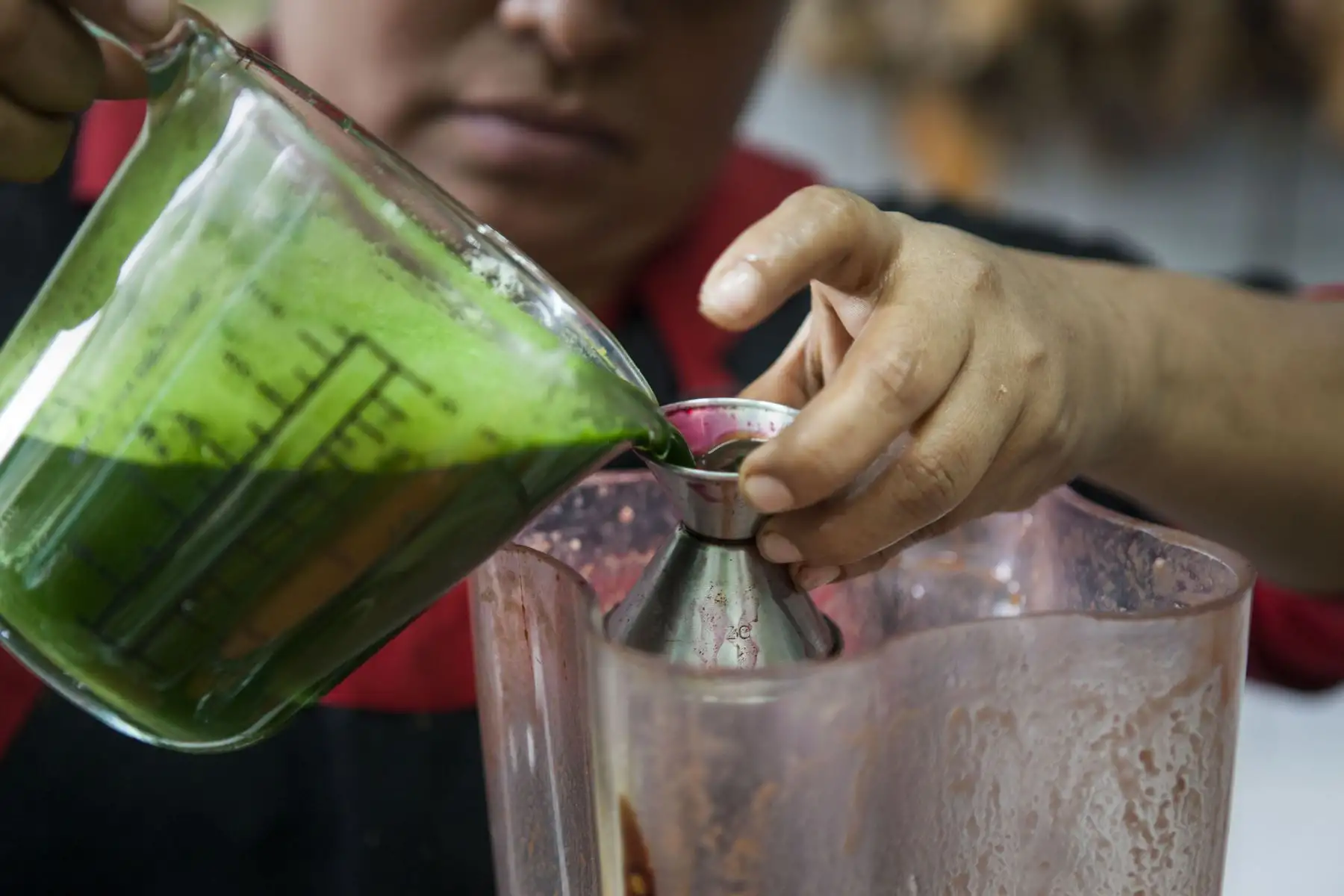 La preparación de la maca pueda hacerse en jugos y mezclado con extracto de espinaca como lo prepara la vendedora de este puesto en La Victoria. Foto: ANDINA/Miguel Mejía Castro