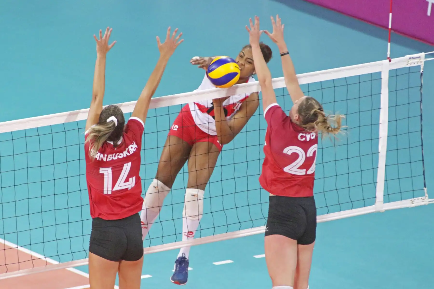 Perú gana a Canadá en el Voleibol femenino en el Polideportivo del Callao. Foto: ANDINA/Lima 2019