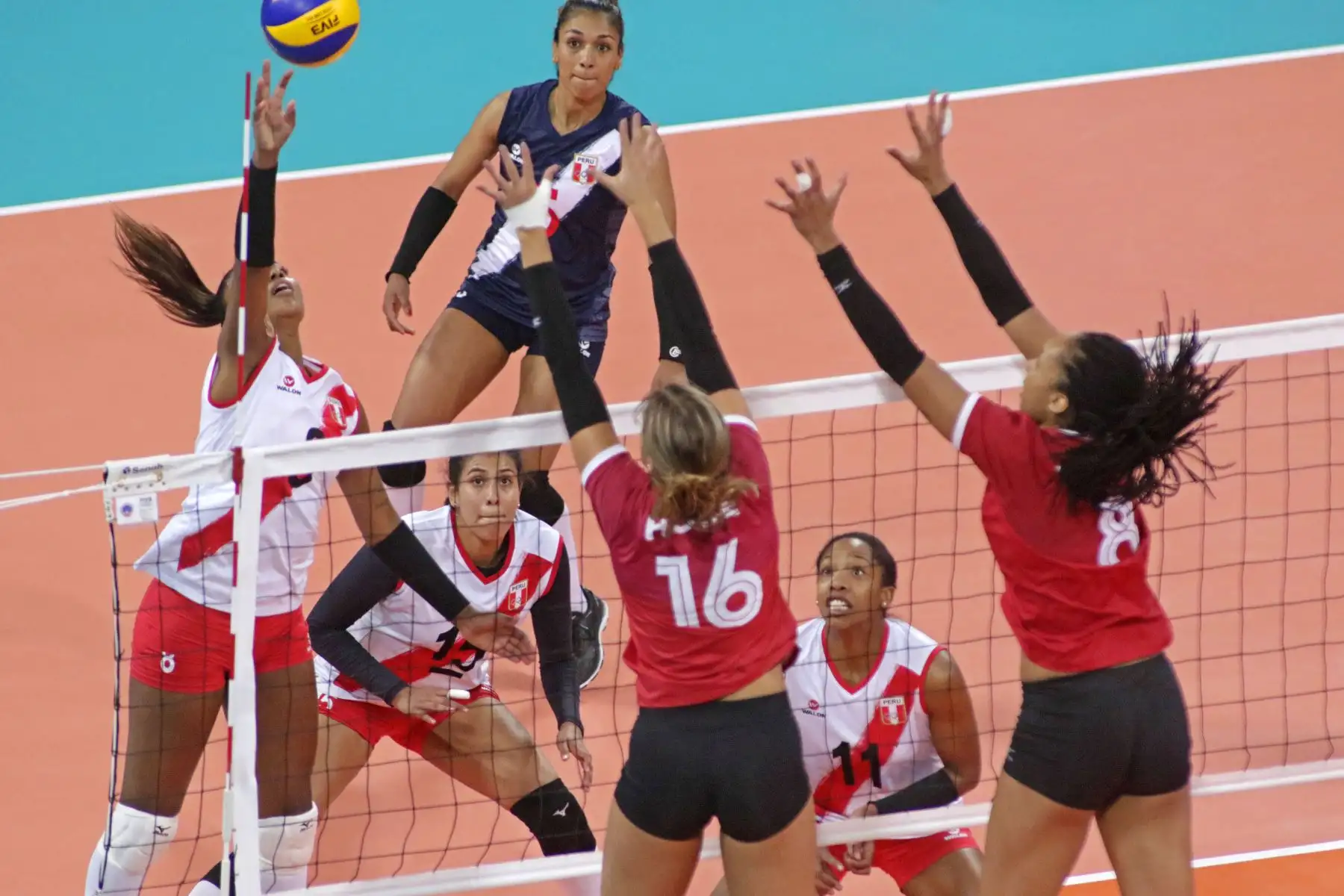 Perú gana a Canadá en el Voleibol femenino en el Polideportivo del Callao. Foto: ANDINA/Lima 2019
