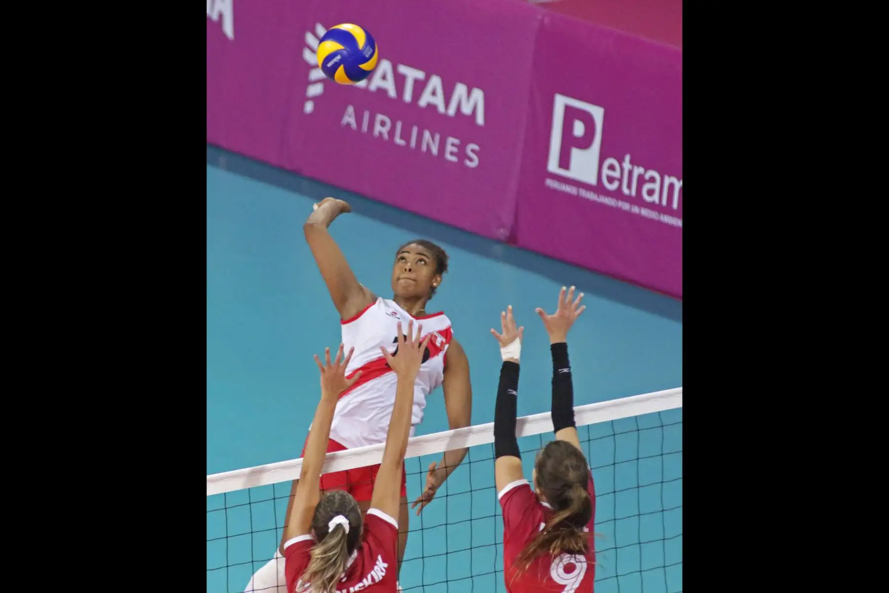 Perú gana a Canadá en el Voleibol femenino en el Polideportivo del Callao. Foto: ANDINA/Lima 2019