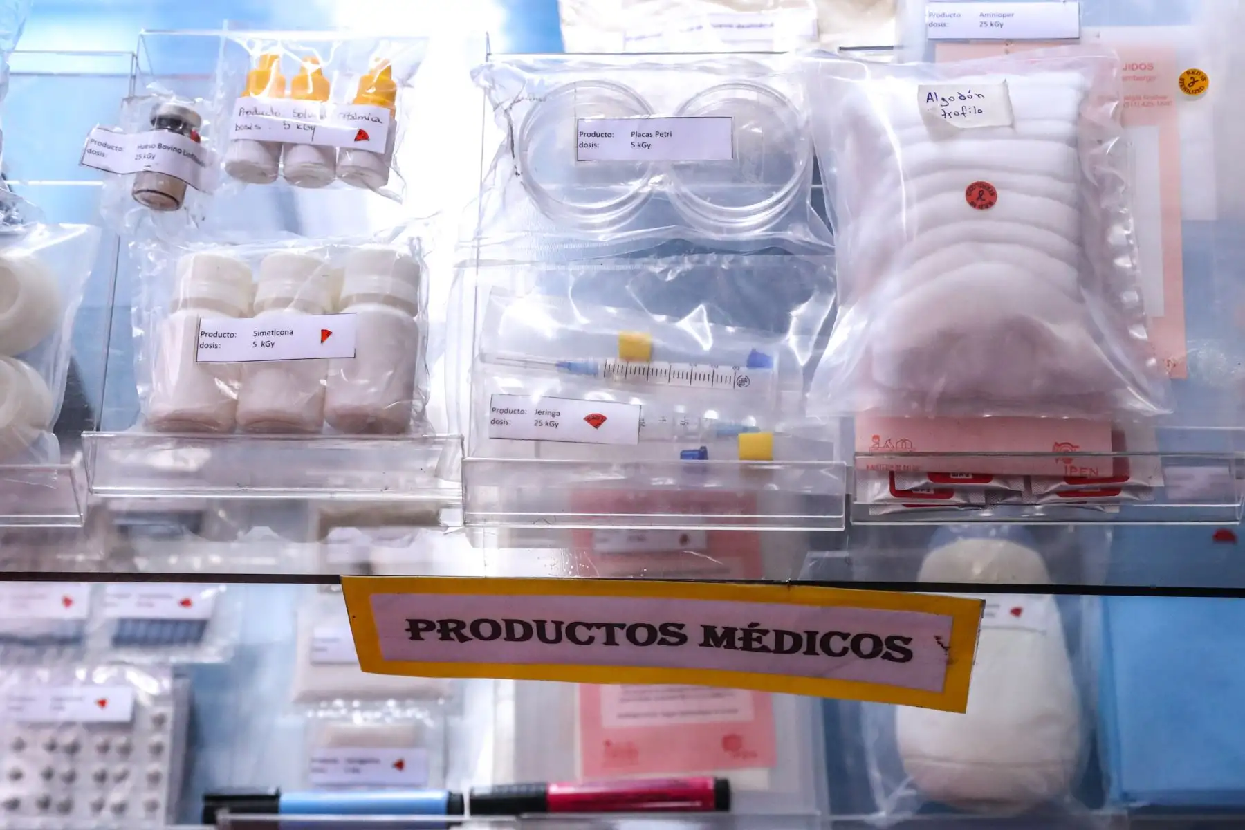 Estos laboratorios sirven también para producir radioisótopos primarios, radiofármacos, compuestos marcados y otras sustancias radiactivas a escala industrial.  Foto: ANDINA/MINEM Oscar Farje