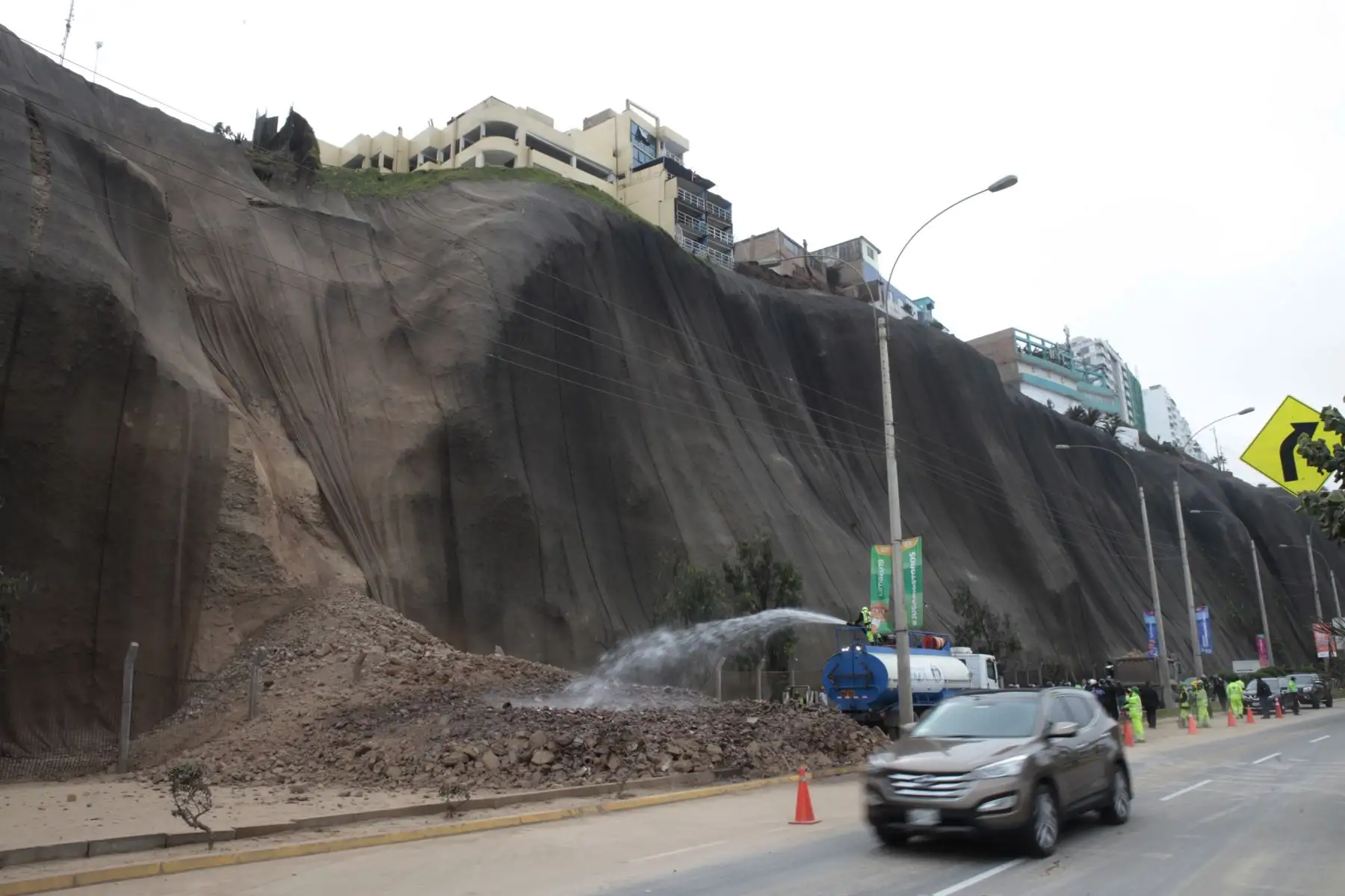 Derrumbe esta madrugada en la Costa Verde, parte del acantilado, muy cerca a la bajada de la avenida Sucre, en  Magdalena del Mar. Foto: ANDINA/Miguel Mejía