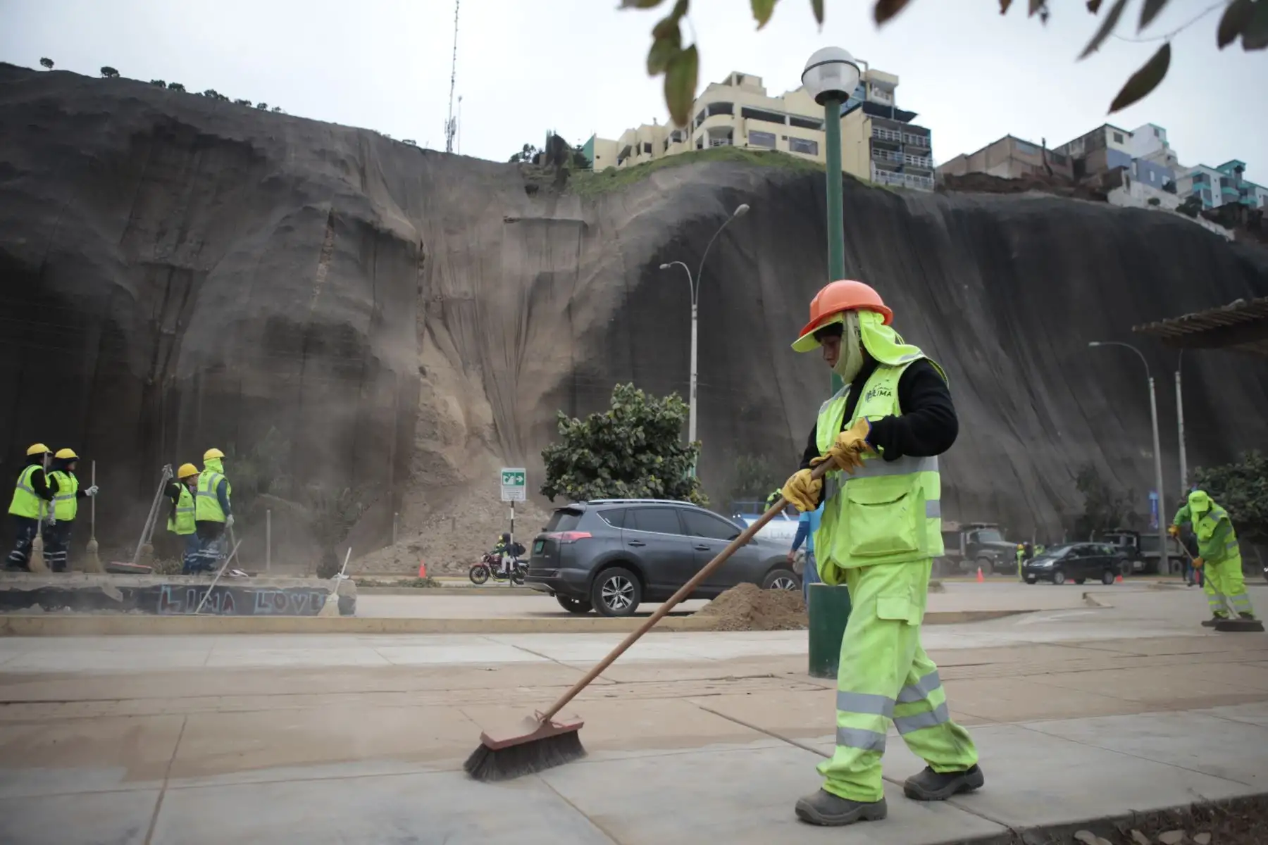 Los trabajos de limpieza empezaron muy temprano para poder reabrir la vía. Foto: ANDINA/Miguel Mejía