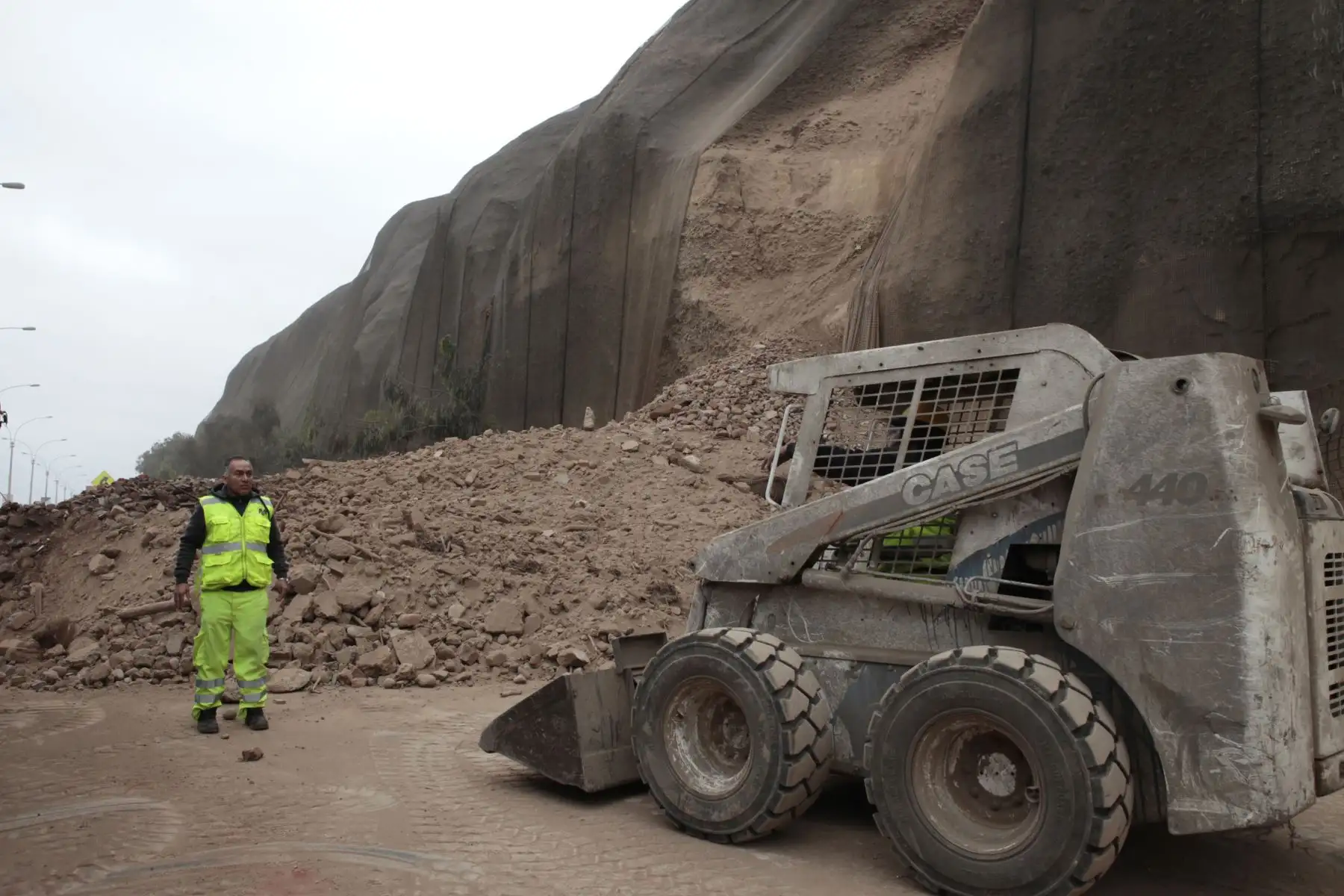 Producto del derrumbe, puede observarse un gran montículo de tierra y piedras regado en la pista en el sentido de la Costa Verde hacia el Callao. Foto: ANDINA/Miguel Mejía