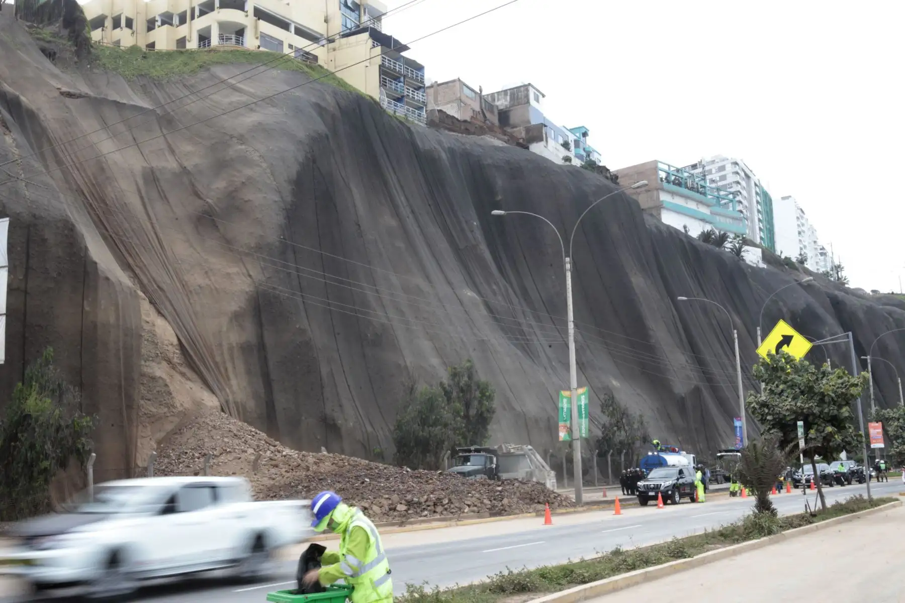 Gracias al trabajo que desarrolla personal de la Municipalidad de Lima, con ayuda de volquetes, se reabrio el tránsito en dirección de Chorrillos hacia el Callao. Foto: ANDINA/Miguel Mejía