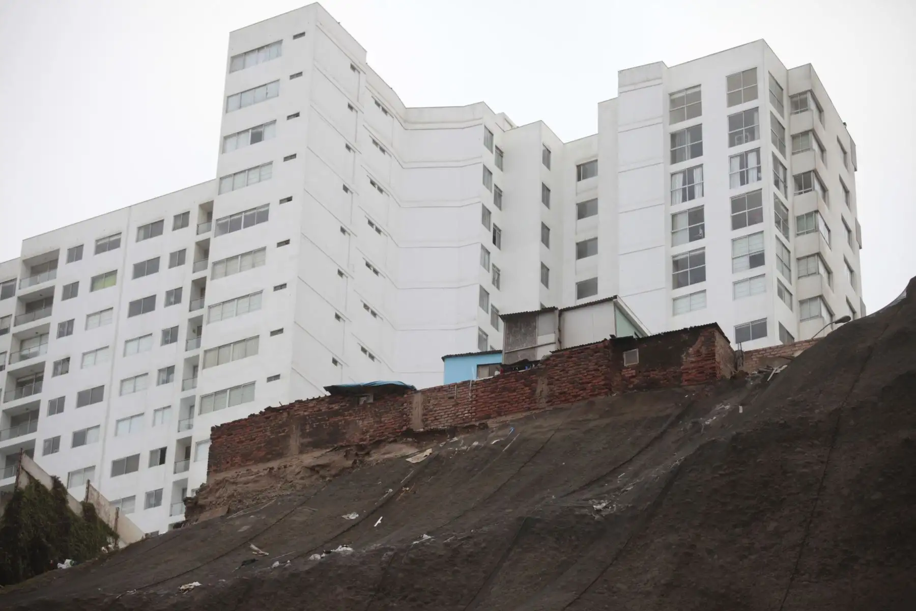 Existe un peligro latente en algunas construcciones al pie de los acantilados. Foto: ANDINA/Miguel Mejía