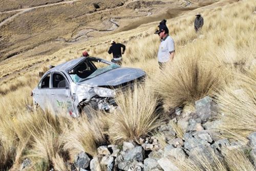 Tres personas mueren por el despiste y vuelco de auto en provincia de Chumbivilcas, en Cusco. ANDINA/Difusión