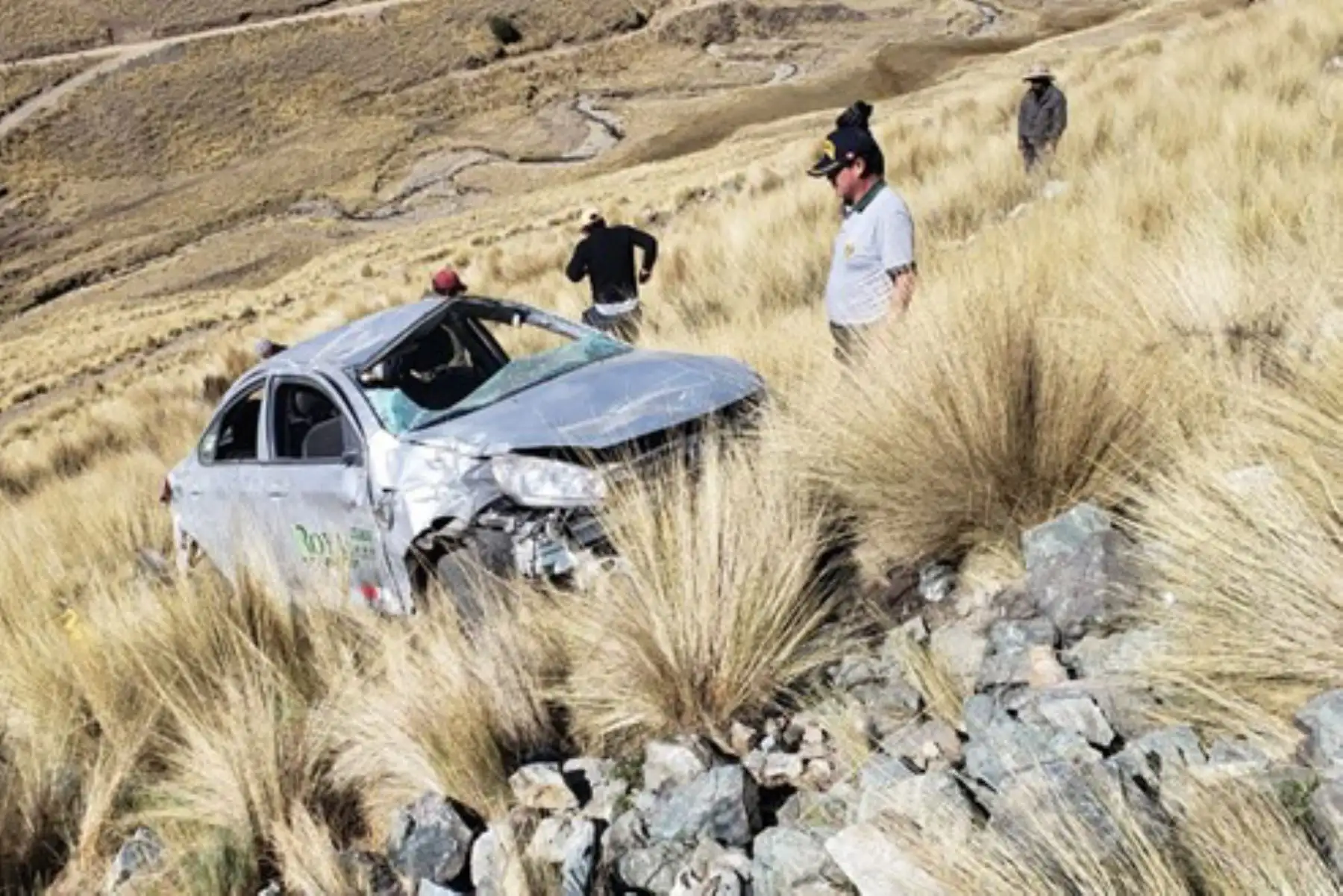 Tres personas mueren por el despiste y vuelco de auto en provincia de Chumbivilcas, en Cusco. ANDINA/Difusión