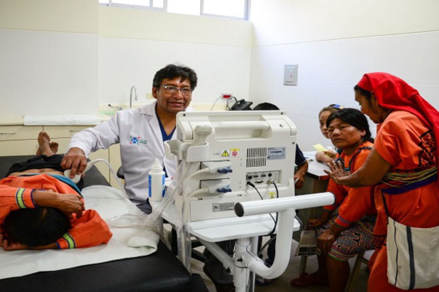 Médicos del Ministerio de Salud brindan atención especializada a pobladores indígenas de Loreto expuestos a contaminación de metales pesados.
