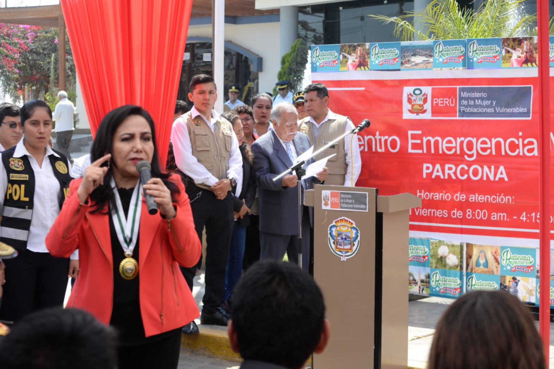La ministra de la Mujer y Poblaciones Vulnerables, Gloria Montenegro, inauguró hoy el Centro Emergencia Mujer del distrito de Parcona, en la región Ica.