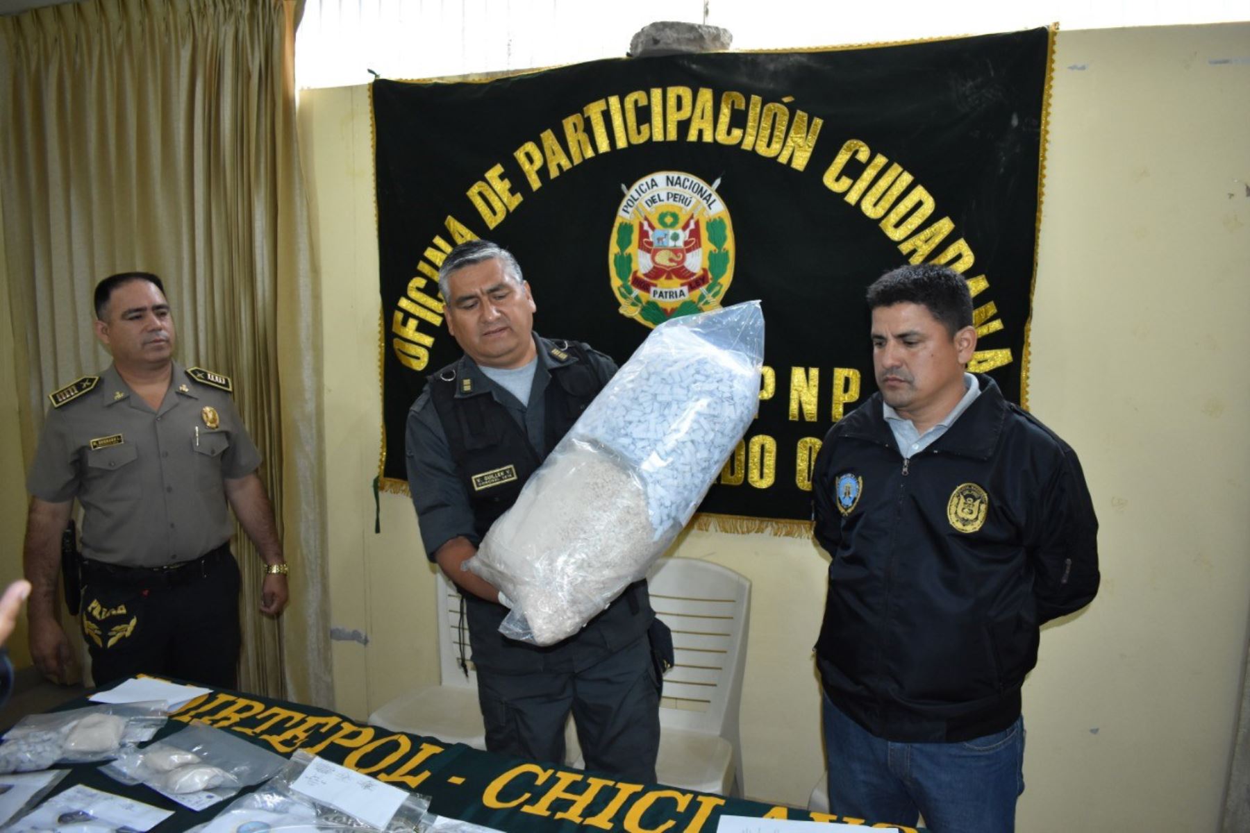 Autoridades del Ministerio Público y la Policía Nacional incautaron más de 10 kilos de PBC y ketes a una presunta organización criminal en Chiclayo.