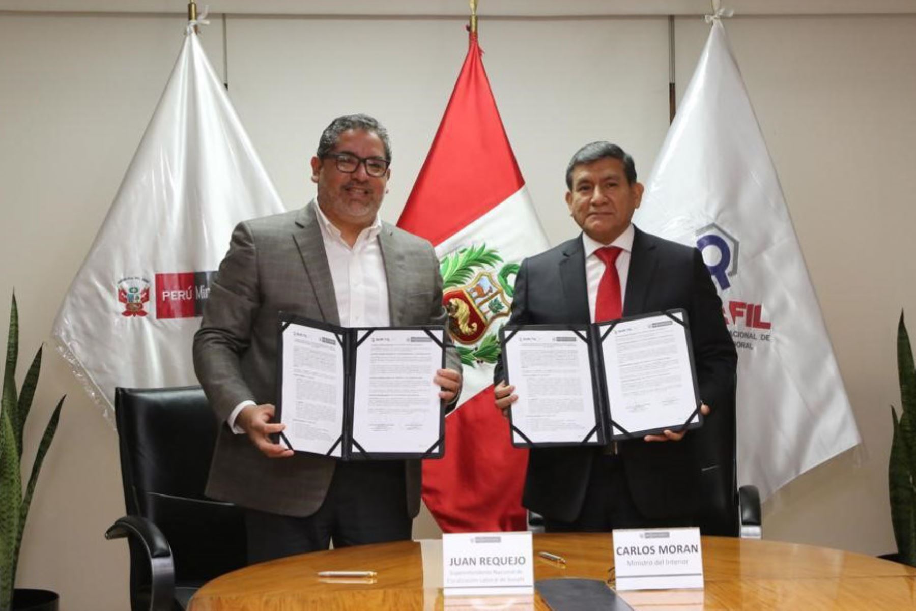 El titular de la Sunafil, Juan Carlos Requejo, y el ministro del Interior, Carlos Morán, firmaron convenio de cooperación institucional.