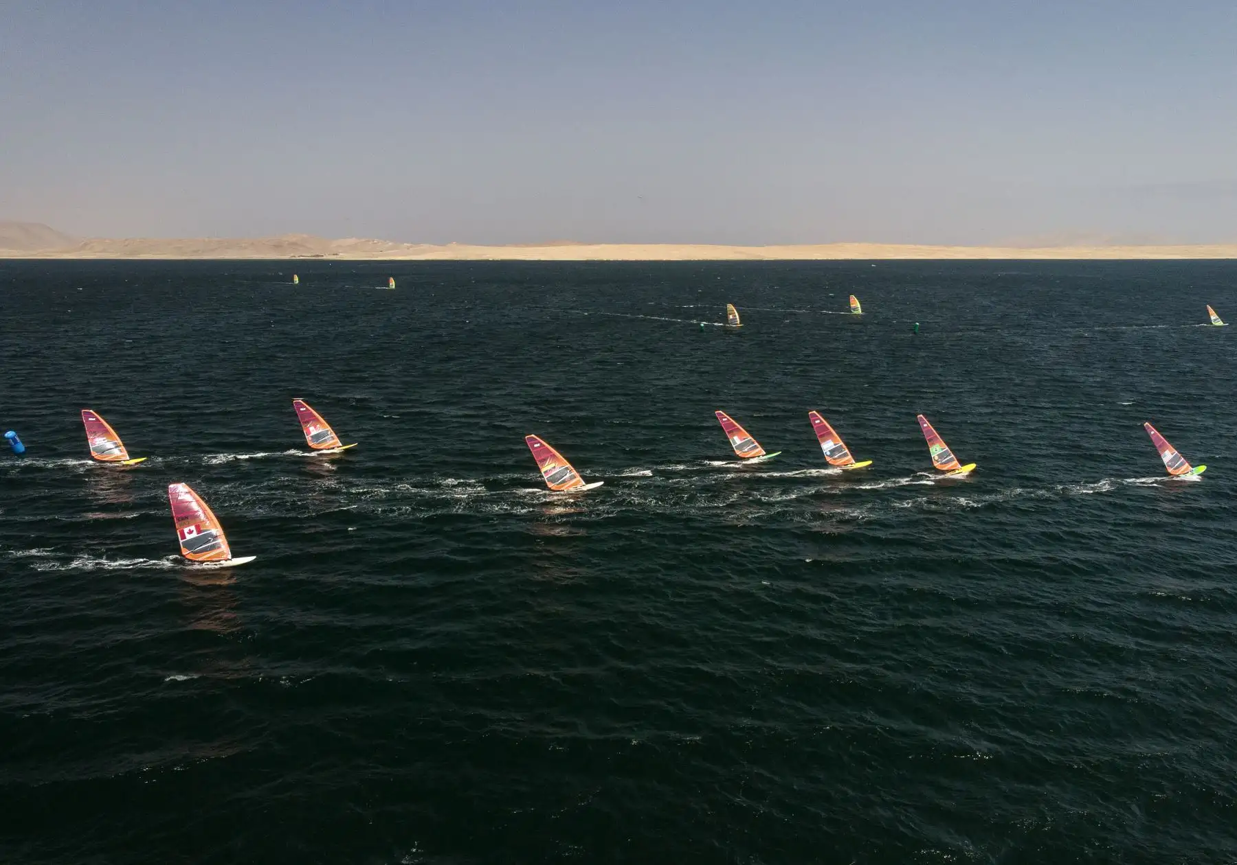 Bahía de Paracas, Vista aérea en la Serie de Apertura Windsurfer Masculino Carrera 12 Navegando en los Juegos Panamericanos Lima 2019. Foto:Lima 2019