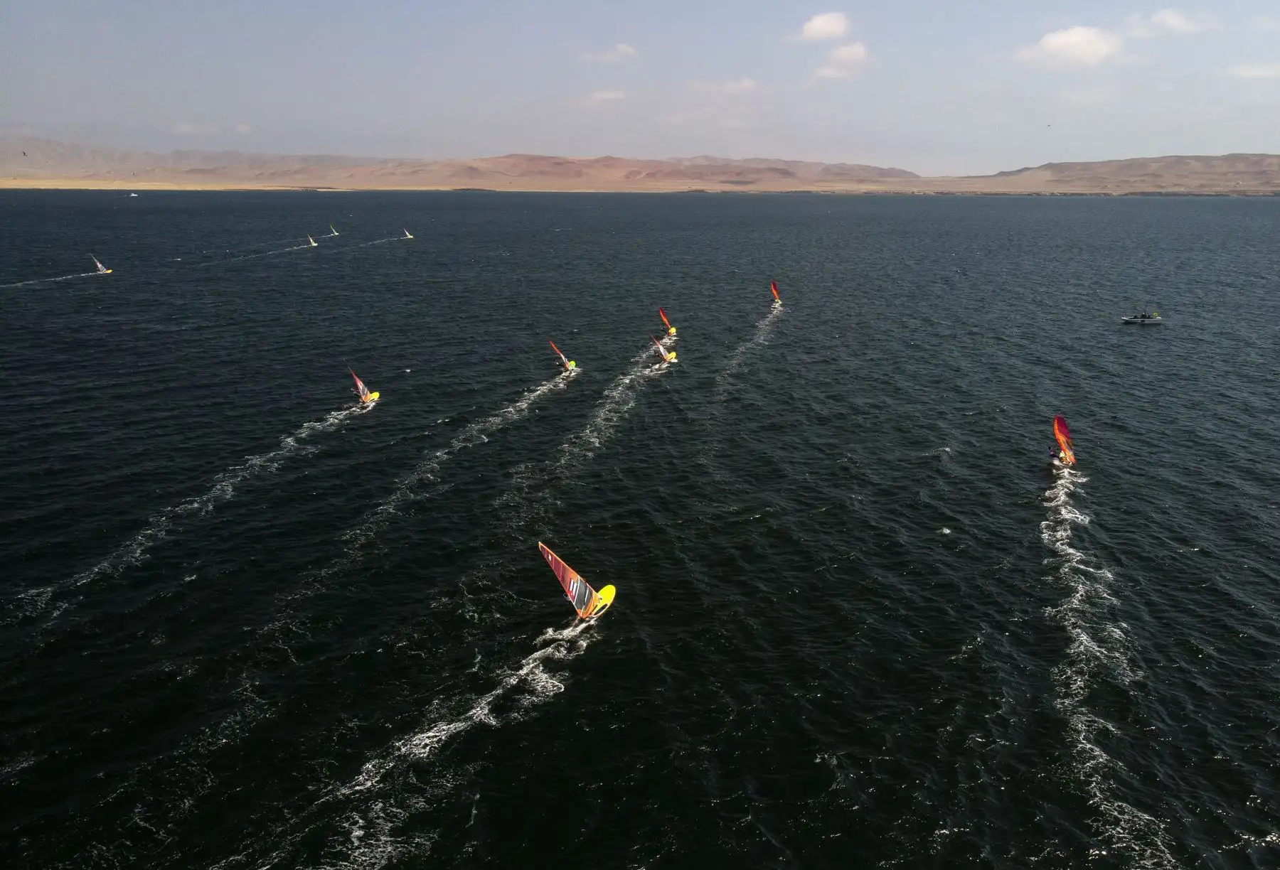 Bahía de Paracas, Vista aérea en la Serie de Apertura Windsurfer Masculino Carrera 12 Navegando en los Juegos Panamericanos Lima 2019.Foto:Lima 2019