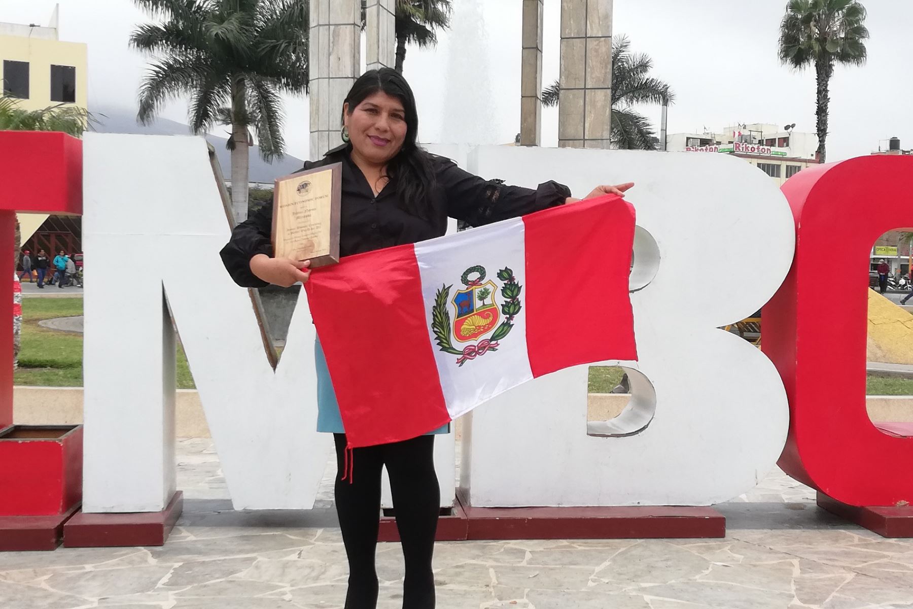 Women Economic Forum otorgó el galardón “Mujer icónica creativa por un mundo mejor para todos” a la docente chimbotana Juana Noemí Miranda. Foto: ANDINA/Gonzalo Horna