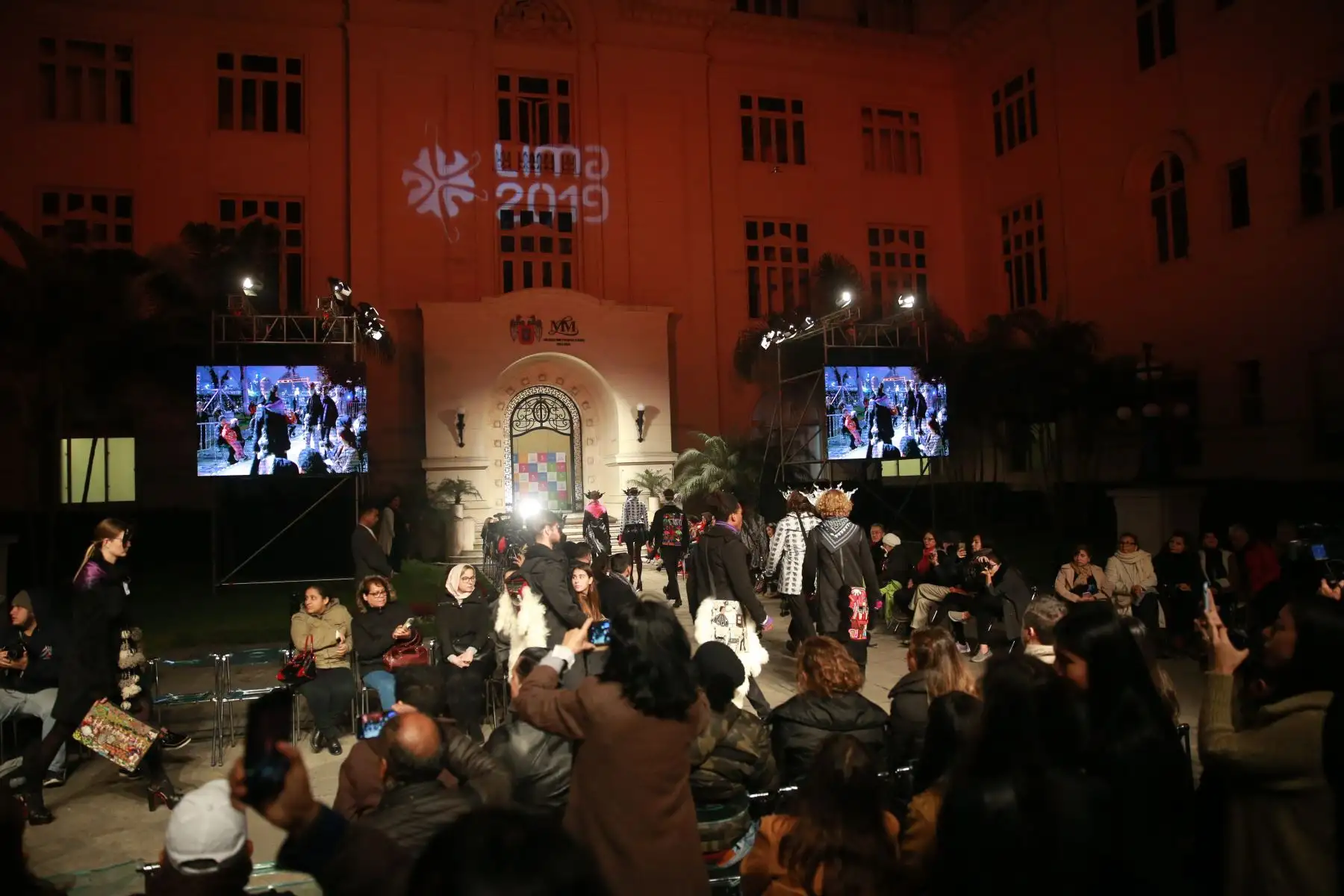 Desfile de indumentaria inspirada en la cultura peruana con los ganadores de uno de los proyectos culturales que convocó Culturaymi. Foto.ANDINA/ Jhony Laurente
