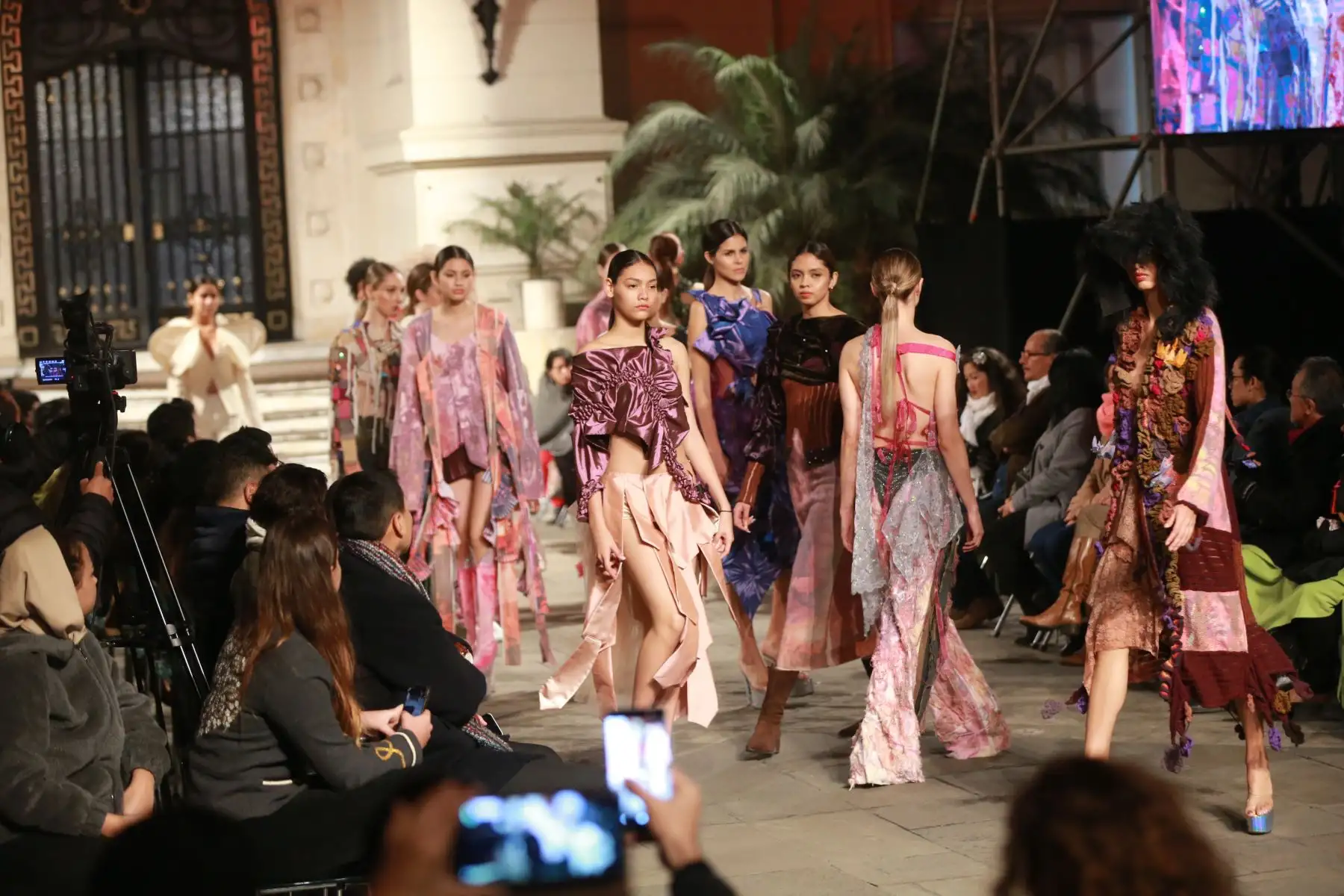 Desfile de indumentaria inspirada en la cultura peruana con los ganadores de uno de los proyectos culturales que convocó Culturaymi. Foto.ANDINA/ Jhony Laurente