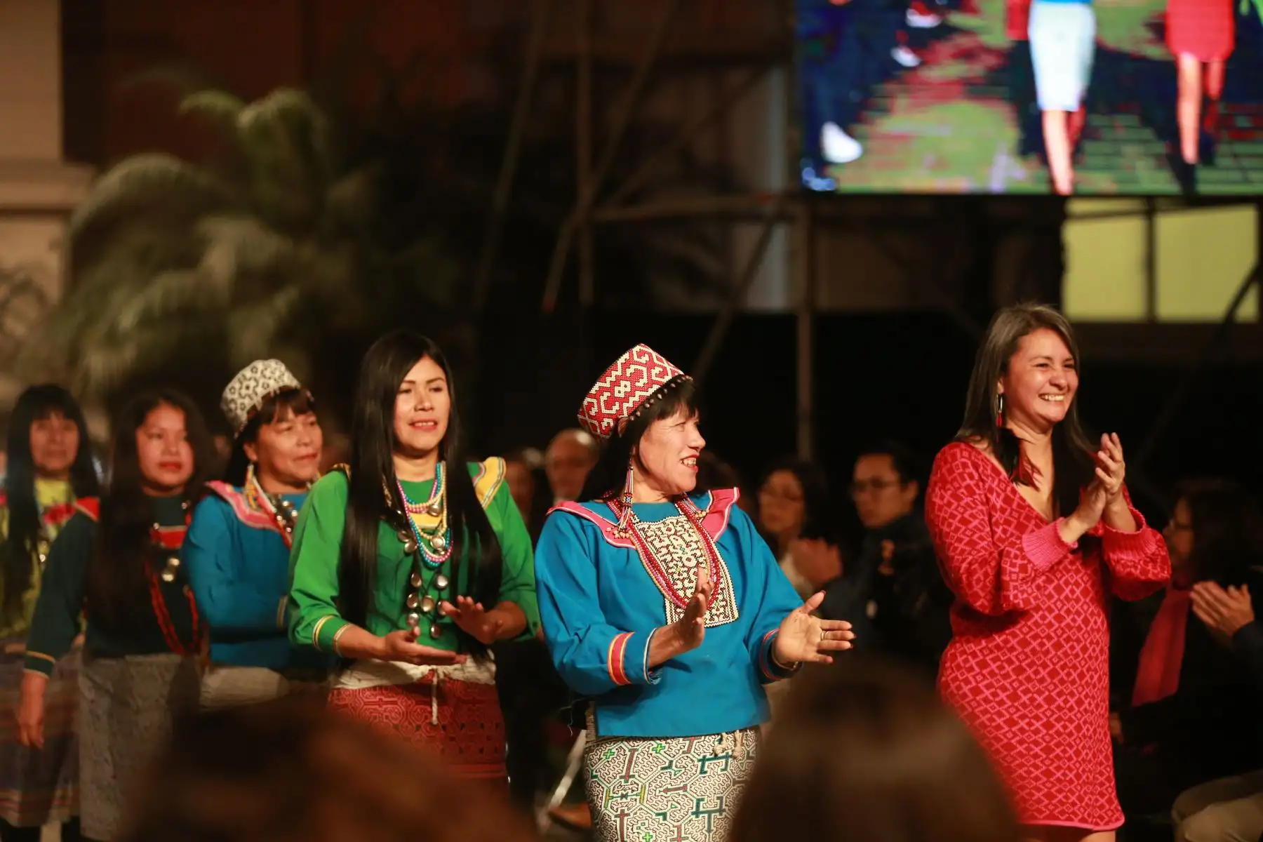 Desfile de indumentaria inspirada en la cultura peruana con los ganadores de uno de los proyectos culturales que convocó Culturaymi. Foto.ANDINA/ Jhony Laurente