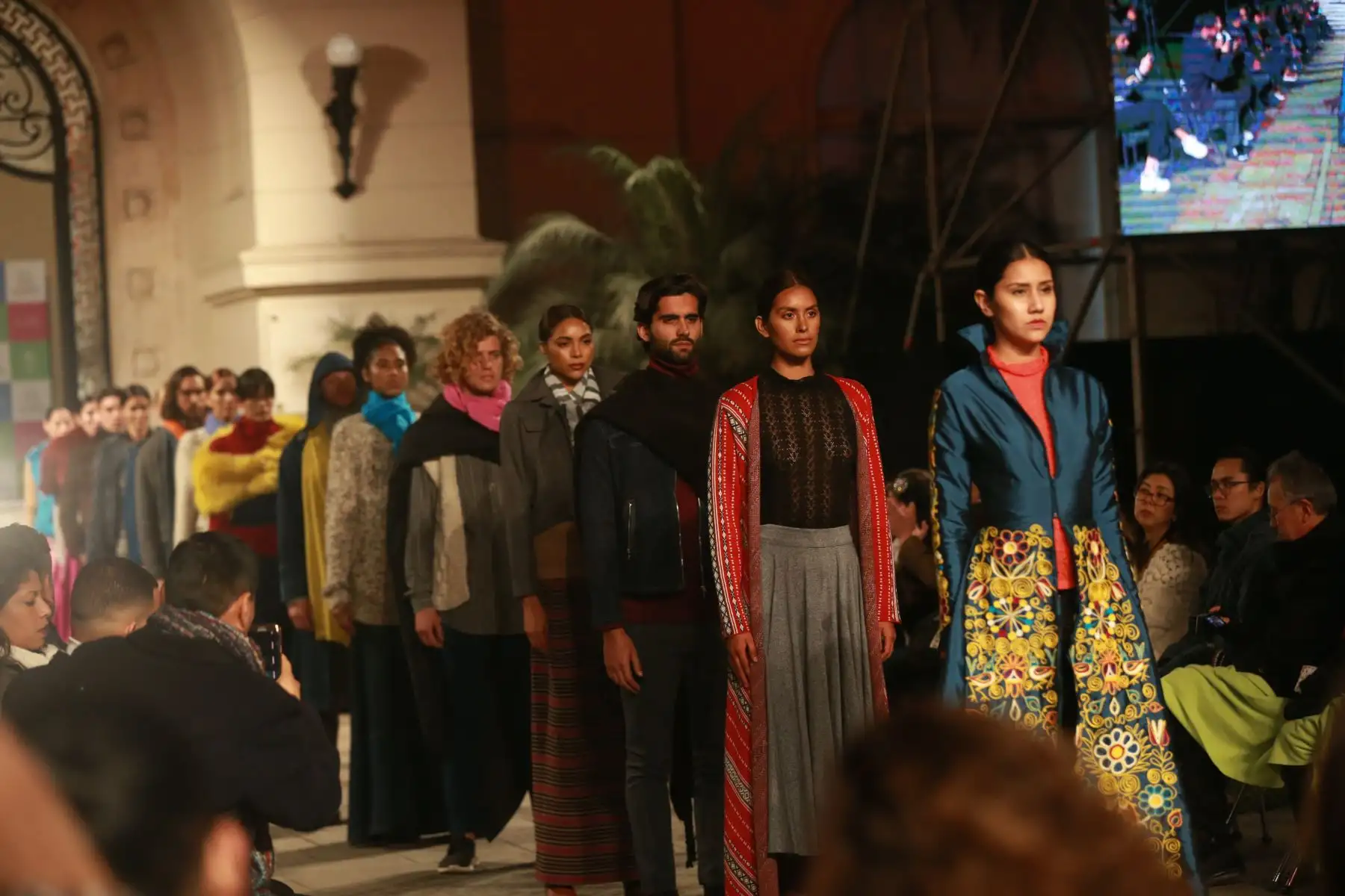 Desfile de indumentaria inspirada en la cultura peruana con los ganadores de uno de los proyectos culturales que convocó Culturaymi. Foto.ANDINA/ Jhony Laurente