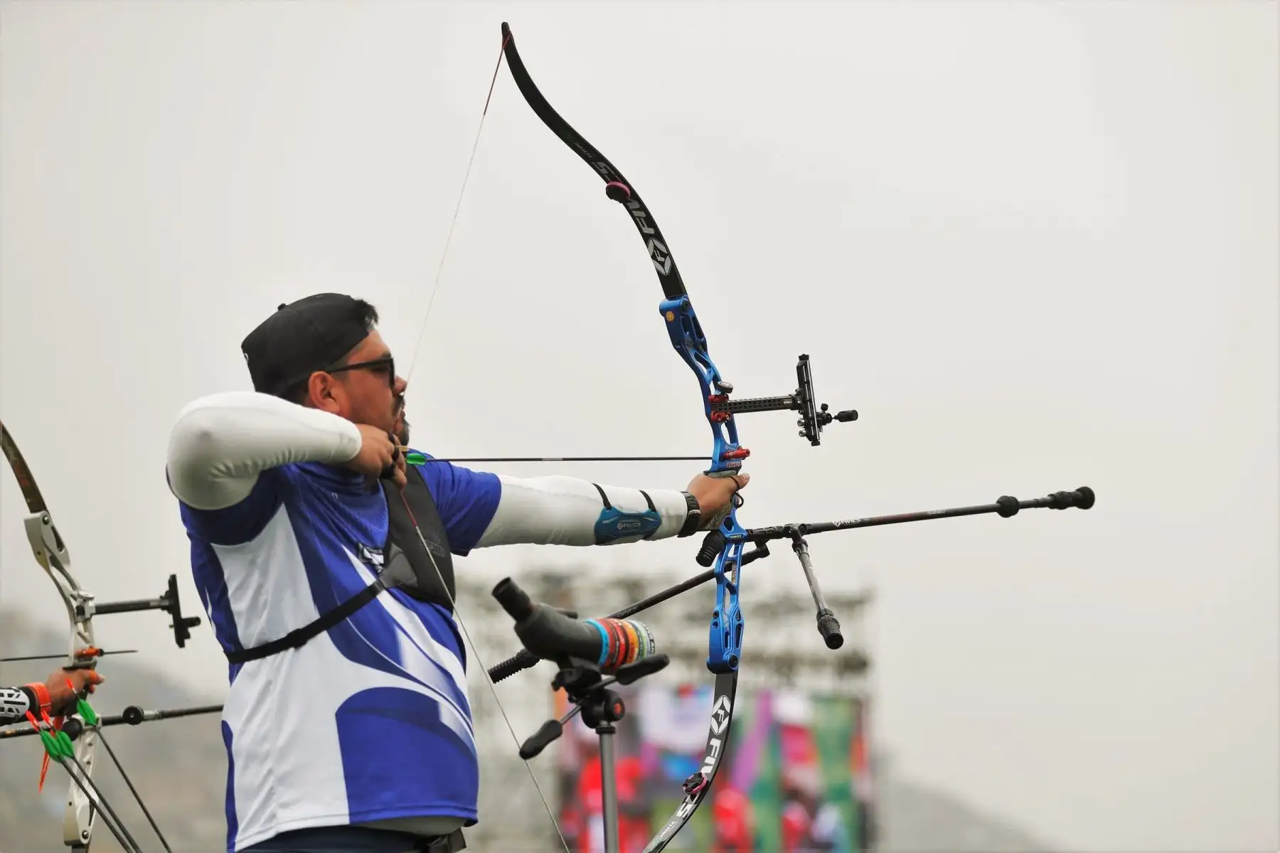Oscar Guillen de El Salvador compite en las preliminares de Tiro con Arco individual masculino este jueves, durante los Juegos Panamericanos Lima 2019,