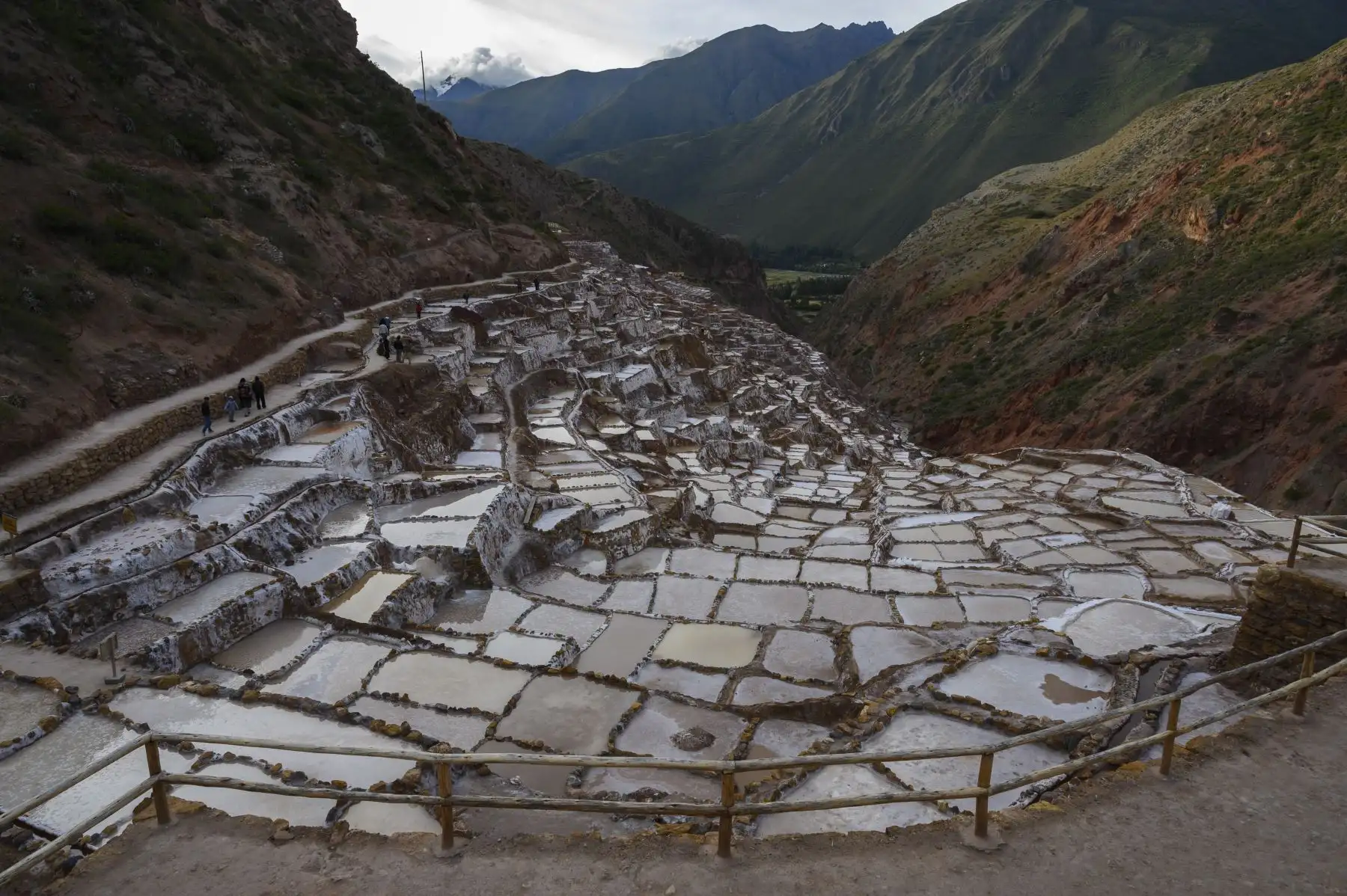 Salineras de Maras, ubicada en la provincia cusqueña de Urubamba. Foto: AFP