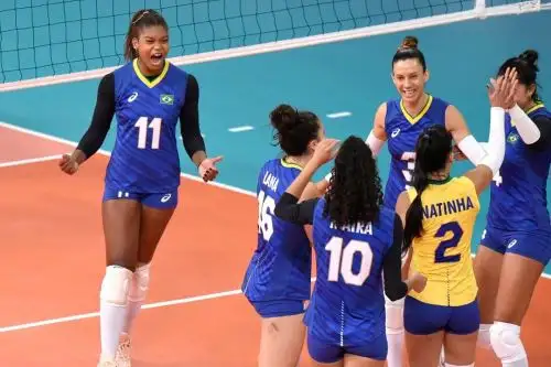 Las brasileñas clasifican a la semifinal y esperan rival. Twitter: Vóley Brasil