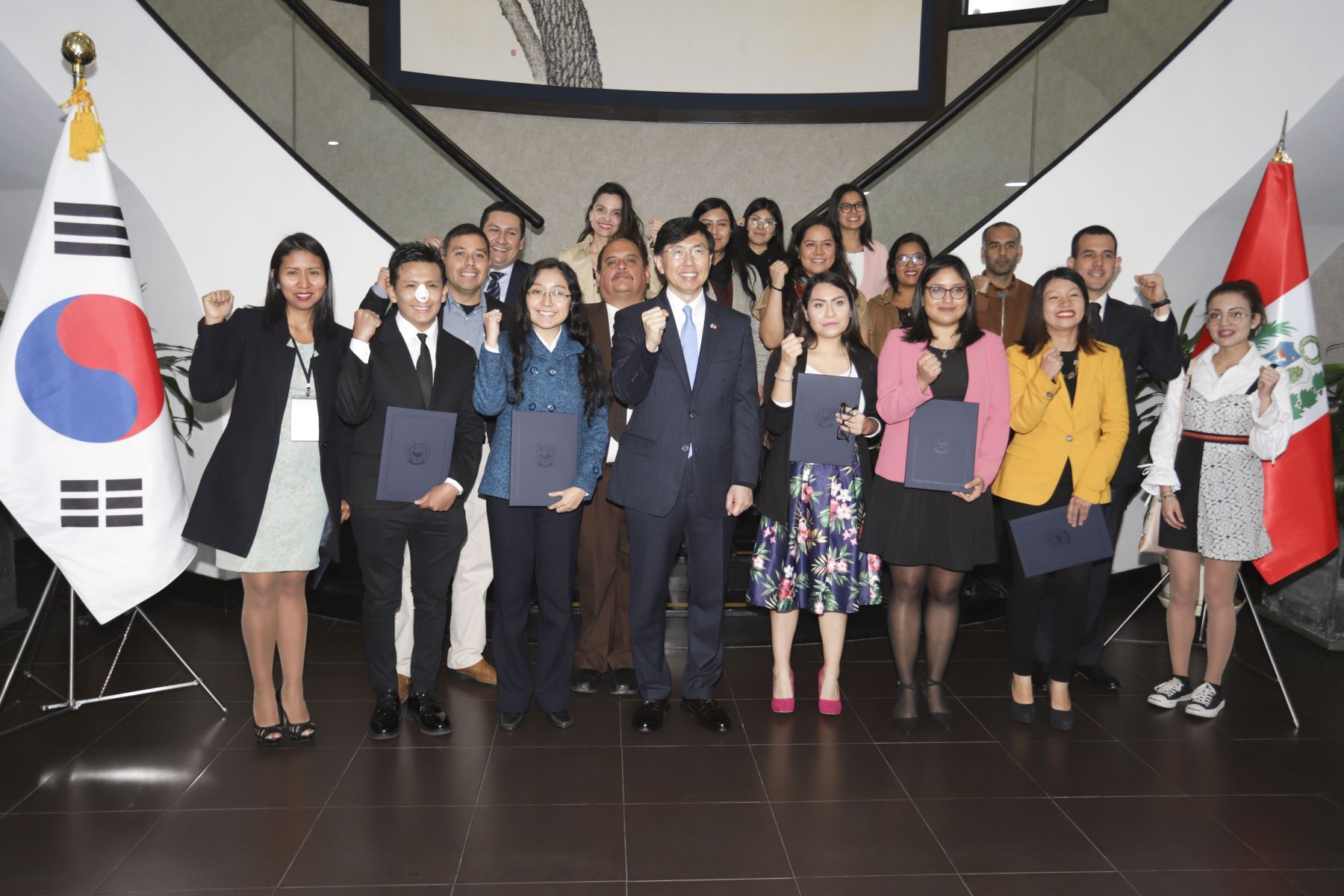 El embajador de la República de Corea del Sur, June-hyuck Cho, rodeado de los becarios 2019 y ex becarios peruanos. ANDINA/Jorge Tello